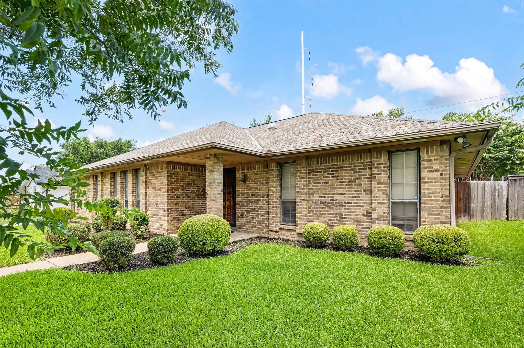 Single Family Residence For Sale in Dallas County , 8709 Forest Green Drive, Dallas, Texas 75243, 3 Bedroom, 3 Bathroom, 2 Garage spaces, 2,103 Sqft, built in 1974, mls#21301879, Real Estate Agent in Dallas, Homes For Sale in Dallas county, Homes For Sale in Dallas, Realtor in Dallas Texas, Real Estate Brokerage Independent Realty Texas, Luminita Cordes Realtor