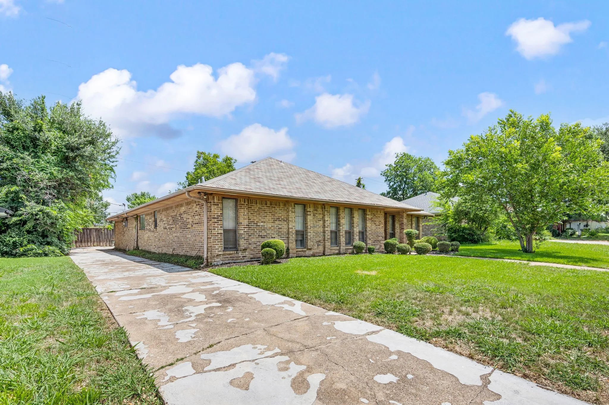 Single Family Residence For Sale in Dallas County , 8709 Forest Green Drive, Dallas, Texas 75243, 3 Bedroom, 3 Bathroom, 2 Garage spaces, 2,103 Sqft, built in 1974, mls#21301879, Real Estate Agent in Dallas, Homes For Sale in Dallas county, Homes For Sale in Dallas, Realtor in Dallas Texas, Real Estate Brokerage Independent Realty Texas, Luminita Cordes Realtor
