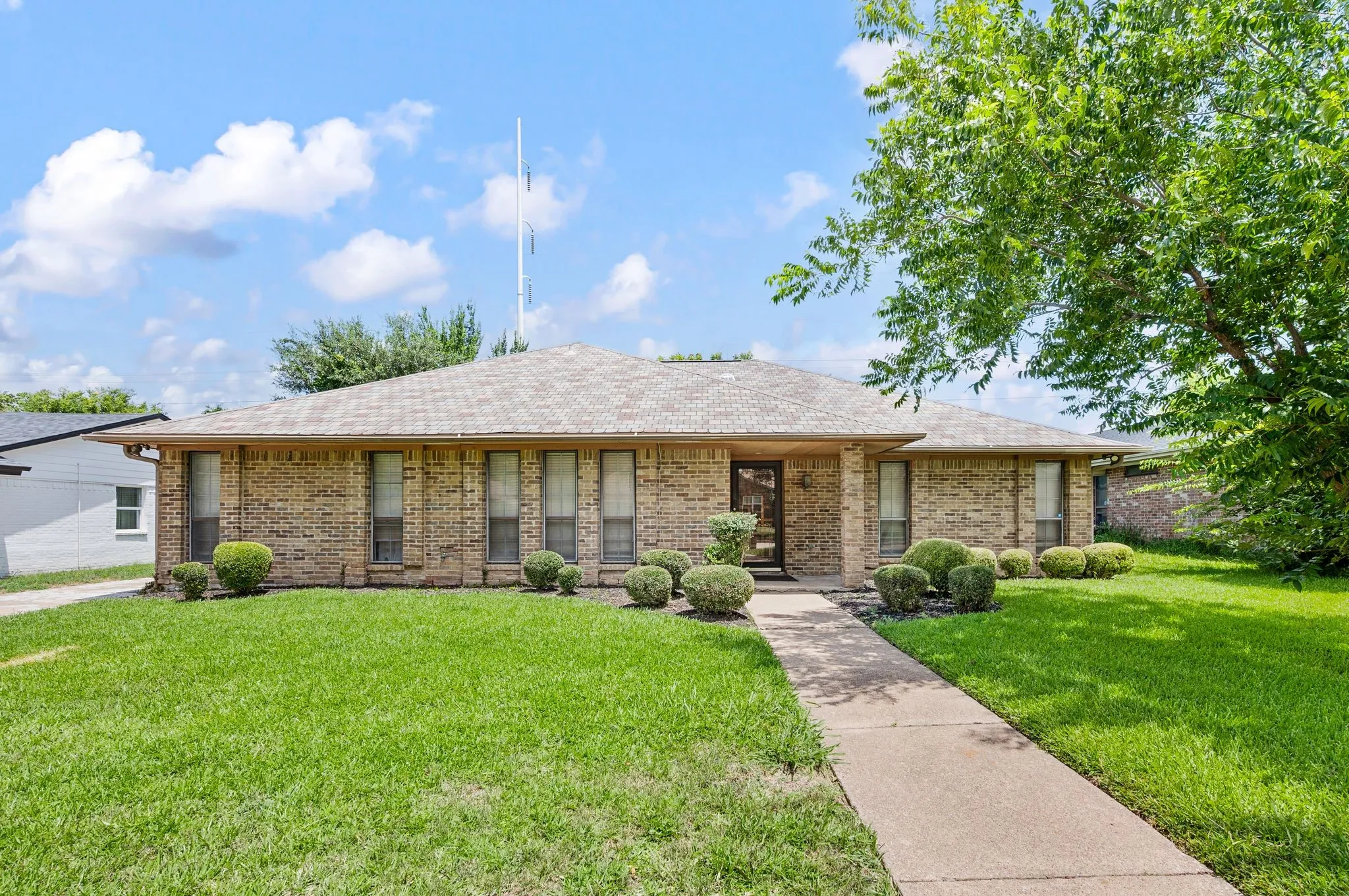 Single Family Residence For Sale in Dallas County , 8709 Forest Green Drive, Dallas, Texas 75243, 3 Bedroom, 3 Bathroom, 2 Garage spaces, 2,103 Sqft, built in 1974, mls#21301879, Real Estate Agent in Dallas, Homes For Sale in Dallas county, Homes For Sale in Dallas, Realtor in Dallas Texas, Real Estate Brokerage Independent Realty Texas, Luminita Cordes Realtor