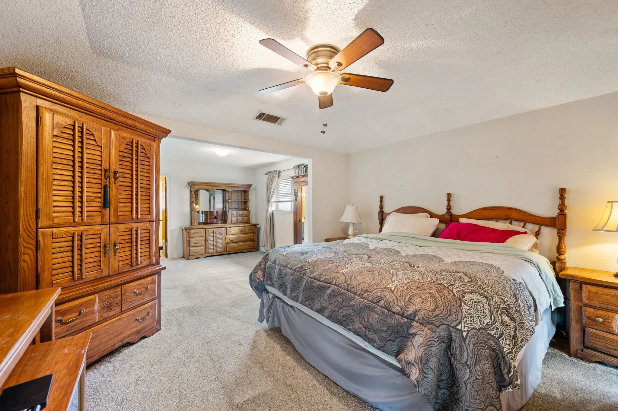 Single Family Residence For Sale in Dallas County , 8709 Forest Green Drive, Dallas, Texas 75243, 3 Bedroom, 3 Bathroom, 2 Garage spaces, 2,103 Sqft, built in 1974, mls#21301879, Real Estate Agent in Dallas, Homes For Sale in Dallas county, Homes For Sale in Dallas, Realtor in Dallas Texas, Real Estate Brokerage Independent Realty Texas, Luminita Cordes Realtor