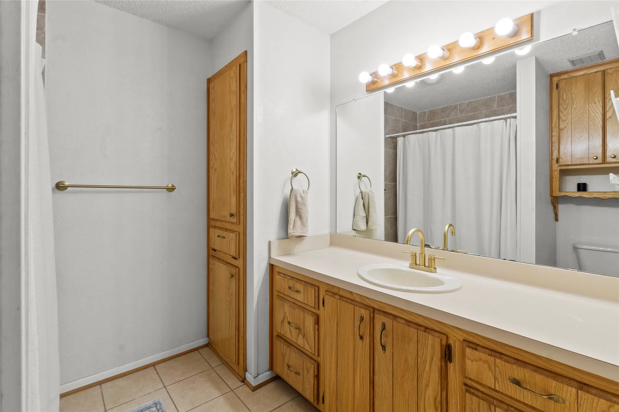Single Family Residence For Sale in Freestone County , 110 N Avenue D, Wortham, Texas 76693, 3 Bedroom, 2 Bathroom, Garage spaces, 1,634 Sqft, built in 1985, mls#21301635, Real Estate Agent in Wortham, Homes For Sale in Freestone county, Homes For Sale in Wortham, Realtor in Wortham Texas, Real Estate Brokerage Independent Realty Texas, Luminita Cordes Realtor