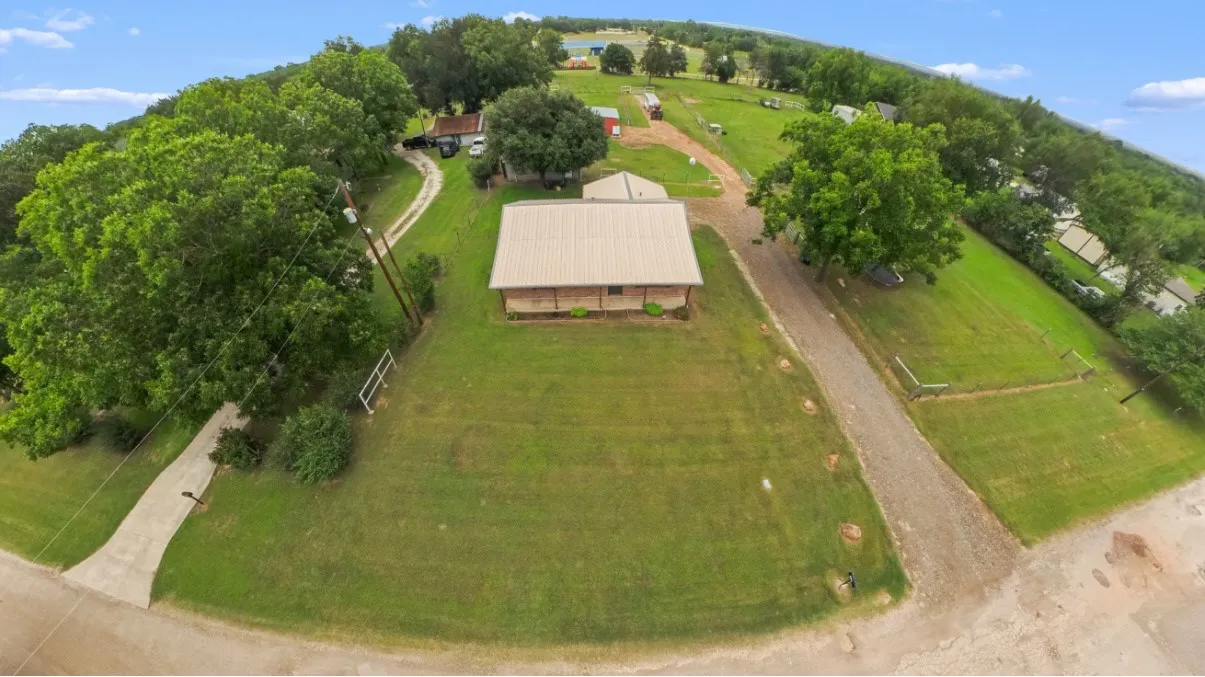Single Family Residence For Sale in Freestone County , 110 N Avenue D, Wortham, Texas 76693, 3 Bedroom, 2 Bathroom, Garage spaces, 1,634 Sqft, built in 1985, mls#21301635, Real Estate Agent in Wortham, Homes For Sale in Freestone county, Homes For Sale in Wortham, Realtor in Wortham Texas, Real Estate Brokerage Independent Realty Texas, Luminita Cordes Realtor