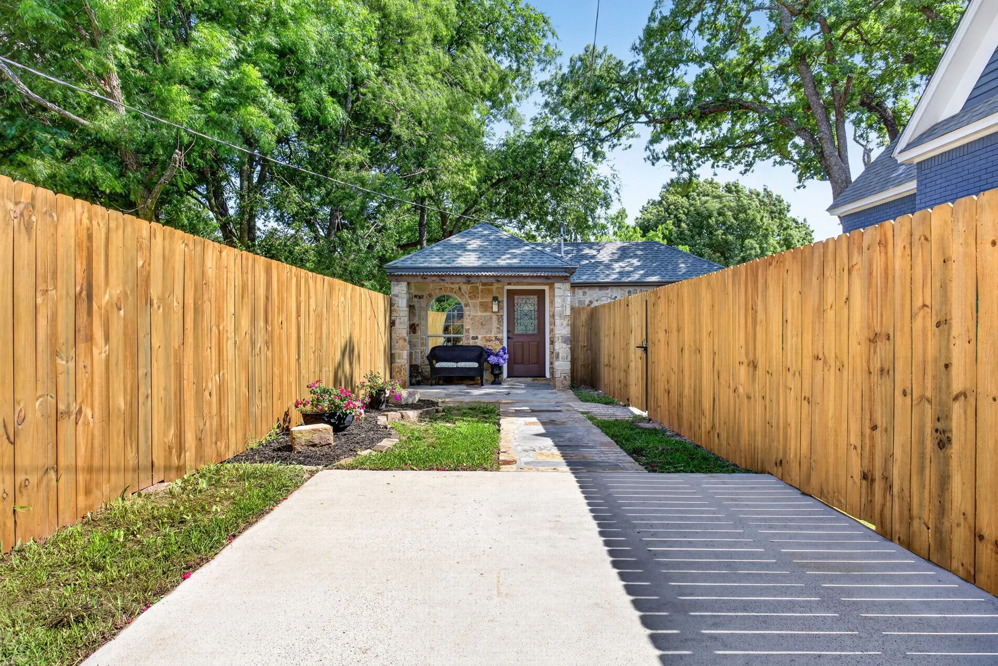 Single Family Residence For Sale in Parker County , 702 W Spring Street, Weatherford, Texas 76086, 3 Bedroom, 3 Bathroom, Garage spaces, 2,535 Sqft, built in 1930, mls#21301744, Real Estate Agent in Weatherford, Homes For Sale in Parker county, Homes For Sale in Weatherford, Realtor in Weatherford Texas, Real Estate Brokerage Independent Realty Texas, Luminita Cordes Realtor