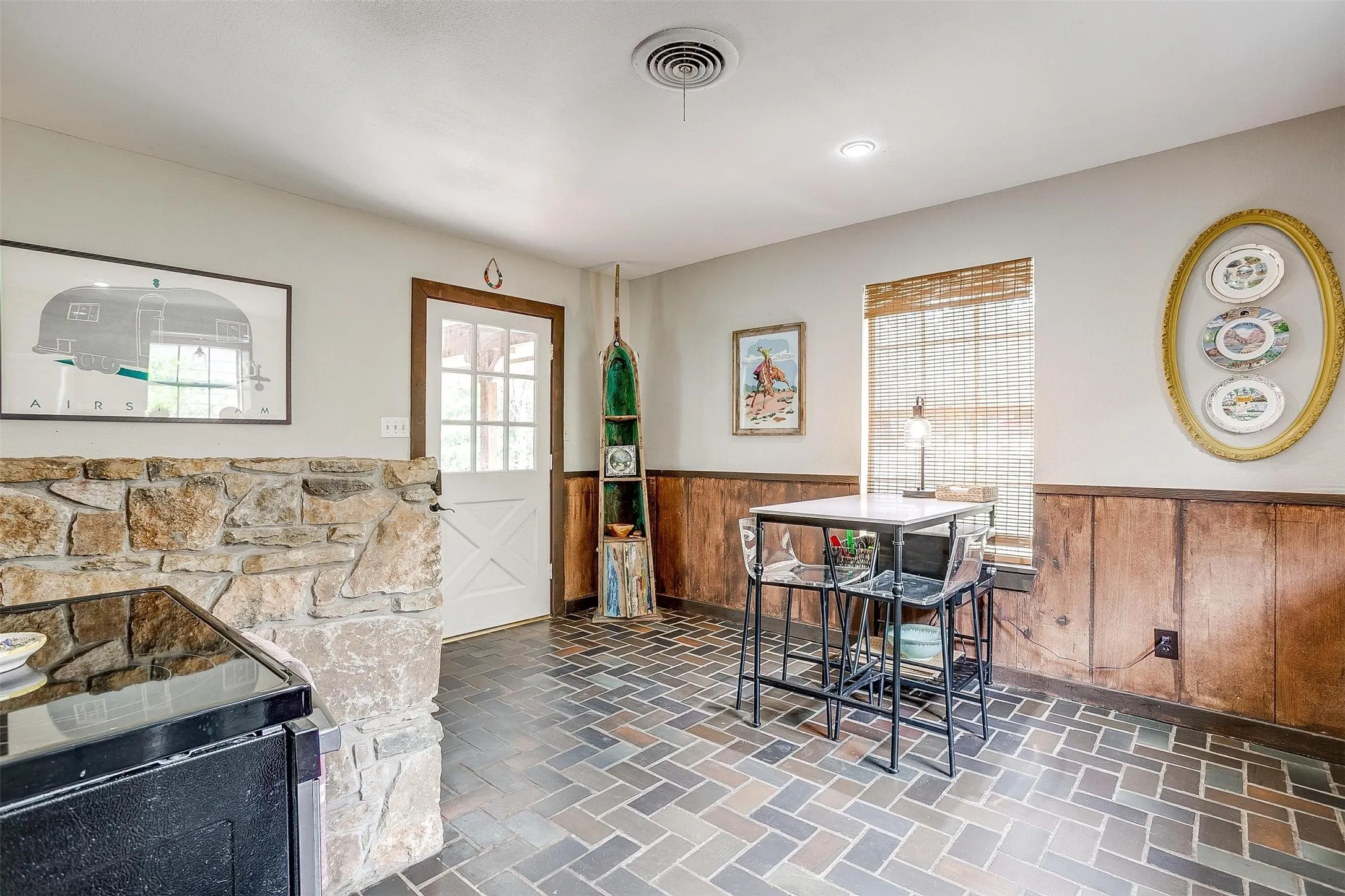 Single Family Residence For Sale in Hood County , 228 Rock Harbor Drive, Granbury, Texas 76048, 4 Bedroom, 2 Bathroom, Garage spaces, 2,224 Sqft, built in 1978, mls#21286454, Real Estate Agent in Granbury, Homes For Sale in Hood county, Homes For Sale in Granbury, Realtor in Granbury Texas, Real Estate Brokerage Independent Realty Texas, Luminita Cordes Realtor