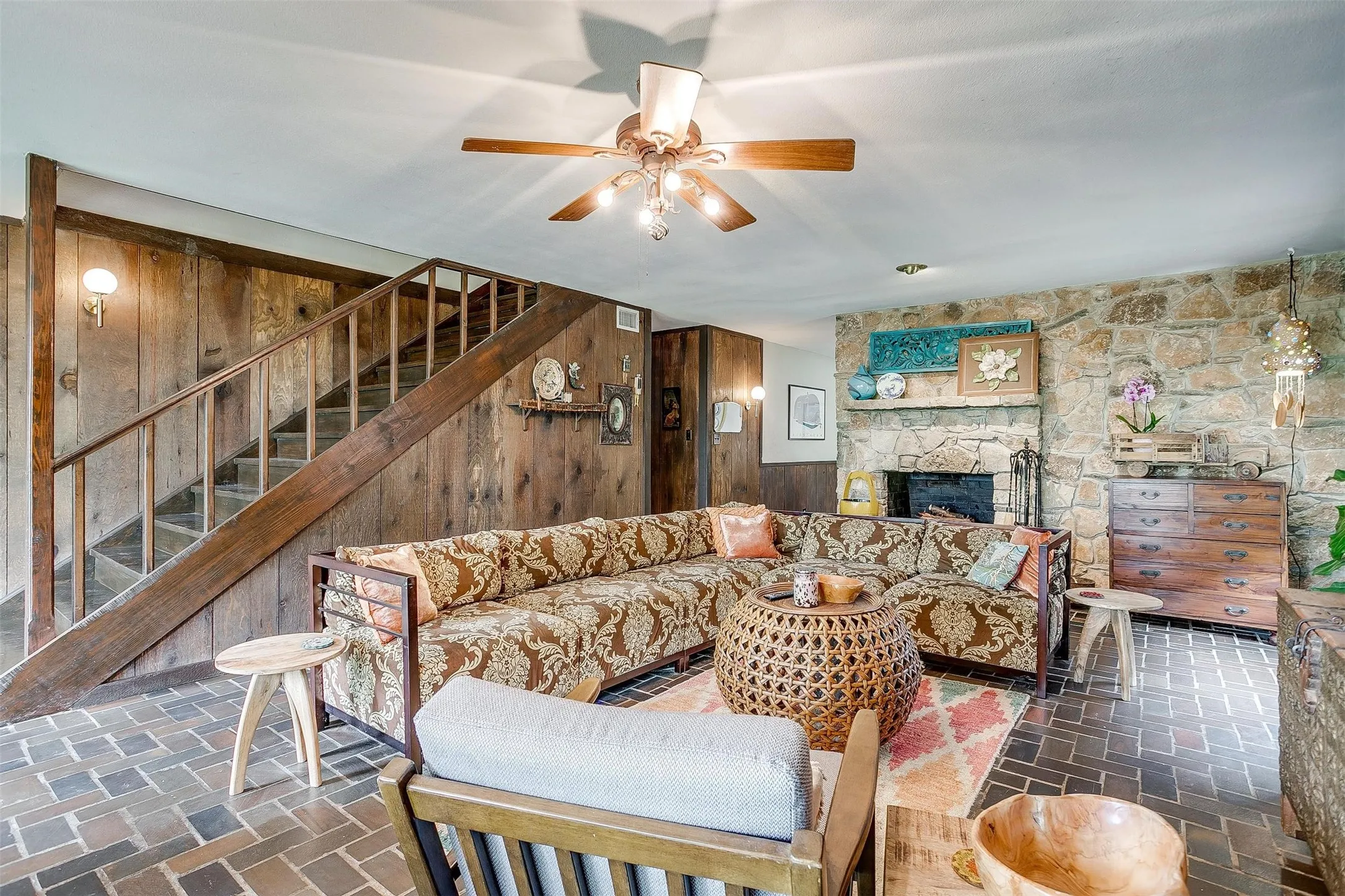 Single Family Residence For Sale in Hood County , 228 Rock Harbor Drive, Granbury, Texas 76048, 4 Bedroom, 2 Bathroom, Garage spaces, 2,224 Sqft, built in 1978, mls#21286454, Real Estate Agent in Granbury, Homes For Sale in Hood county, Homes For Sale in Granbury, Realtor in Granbury Texas, Real Estate Brokerage Independent Realty Texas, Luminita Cordes Realtor