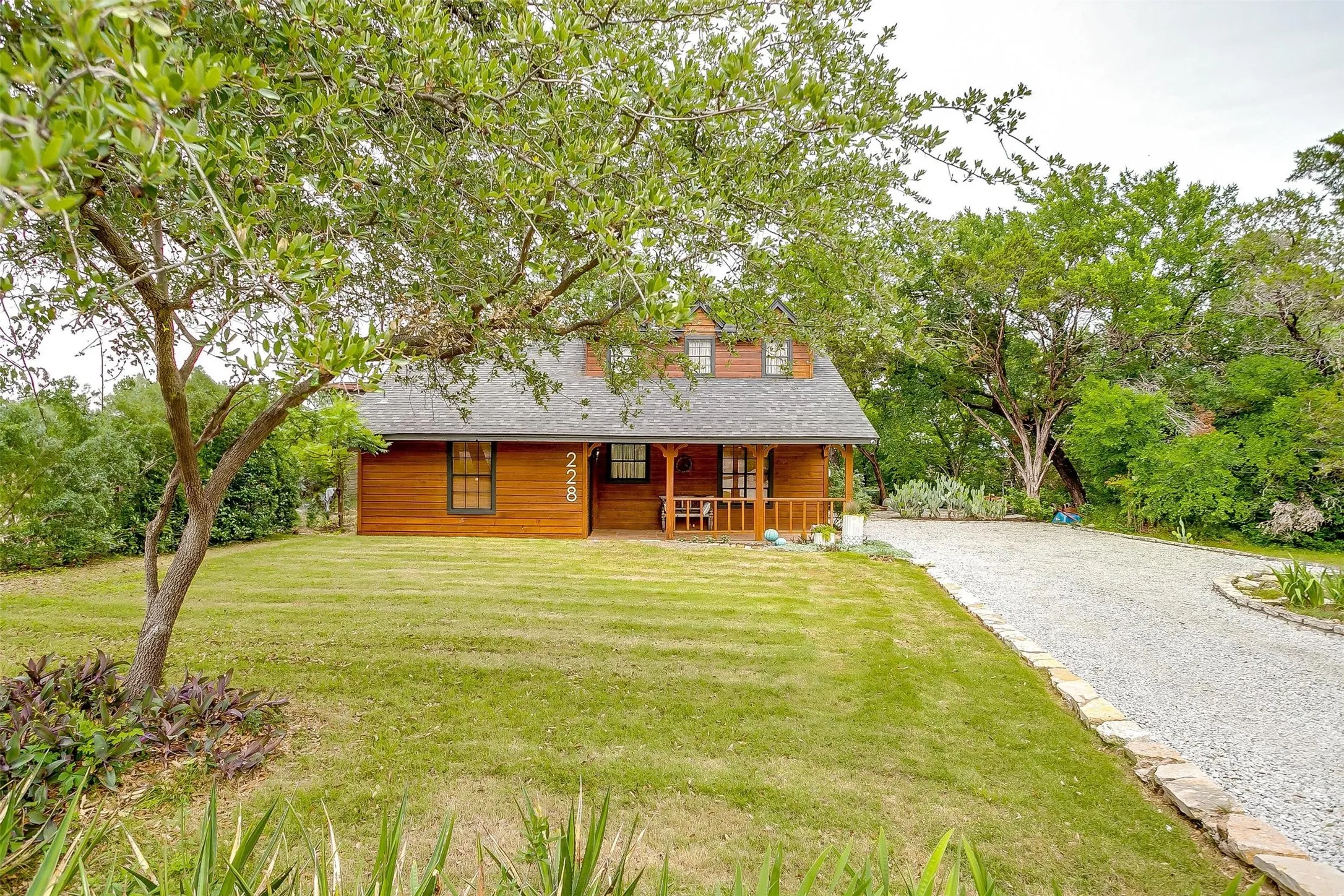 Single Family Residence For Sale in Hood County , 228 Rock Harbor Drive, Granbury, Texas 76048, 4 Bedroom, 2 Bathroom, Garage spaces, 2,224 Sqft, built in 1978, mls#21286454, Real Estate Agent in Granbury, Homes For Sale in Hood county, Homes For Sale in Granbury, Realtor in Granbury Texas, Real Estate Brokerage Independent Realty Texas, Luminita Cordes Realtor