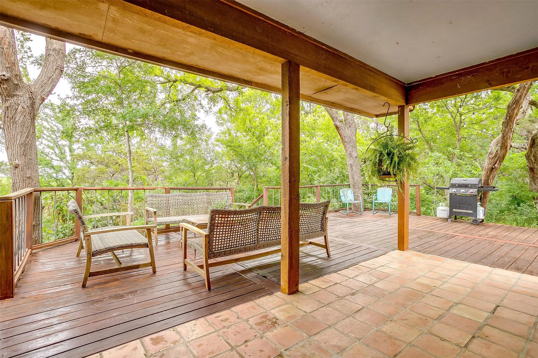 Single Family Residence For Sale in Hood County , 228 Rock Harbor Drive, Granbury, Texas 76048, 4 Bedroom, 2 Bathroom, Garage spaces, 2,224 Sqft, built in 1978, mls#21286454, Real Estate Agent in Granbury, Homes For Sale in Hood county, Homes For Sale in Granbury, Realtor in Granbury Texas, Real Estate Brokerage Independent Realty Texas, Luminita Cordes Realtor