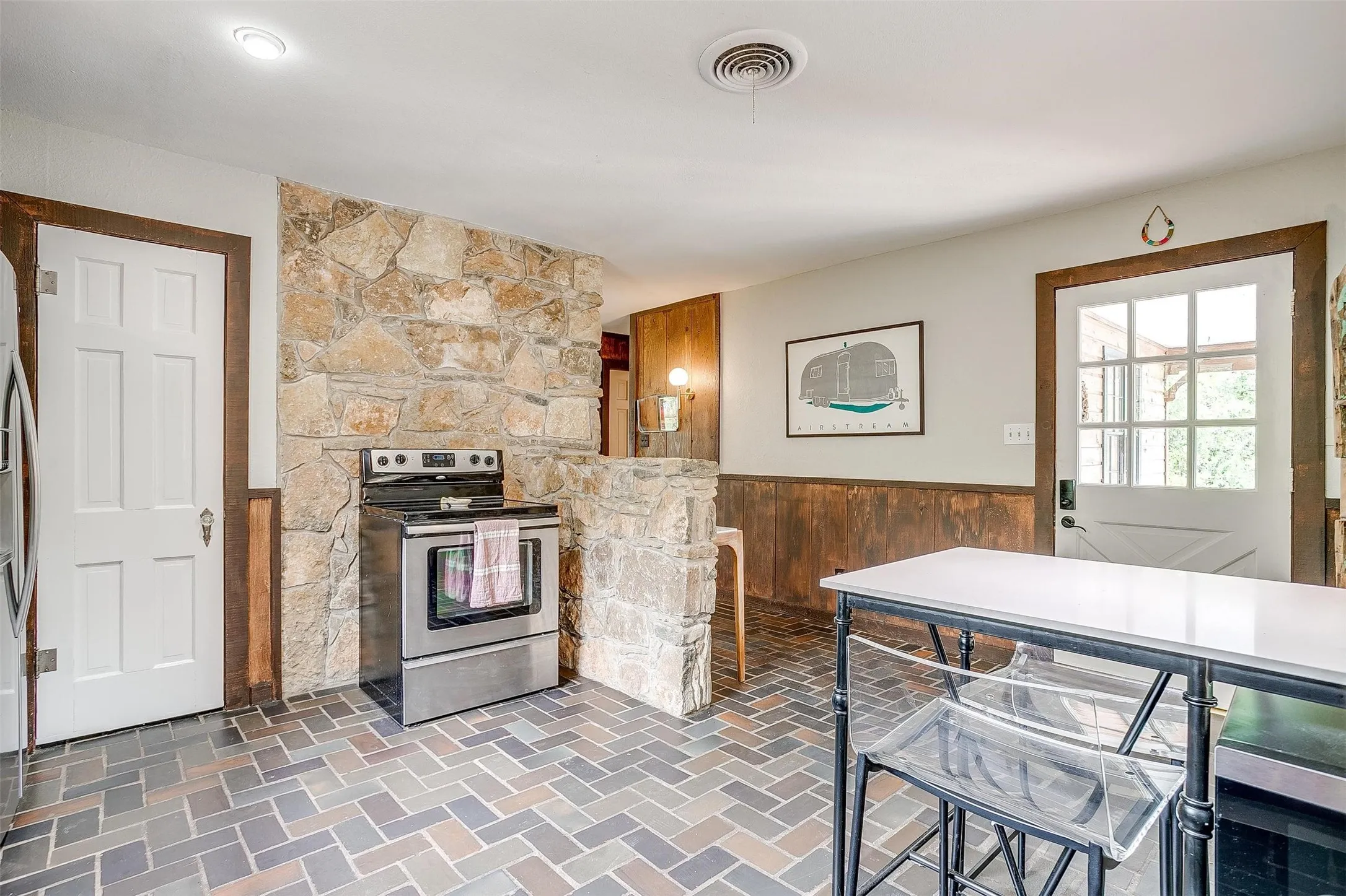 Single Family Residence For Sale in Hood County , 228 Rock Harbor Drive, Granbury, Texas 76048, 4 Bedroom, 2 Bathroom, Garage spaces, 2,224 Sqft, built in 1978, mls#21286454, Real Estate Agent in Granbury, Homes For Sale in Hood county, Homes For Sale in Granbury, Realtor in Granbury Texas, Real Estate Brokerage Independent Realty Texas, Luminita Cordes Realtor