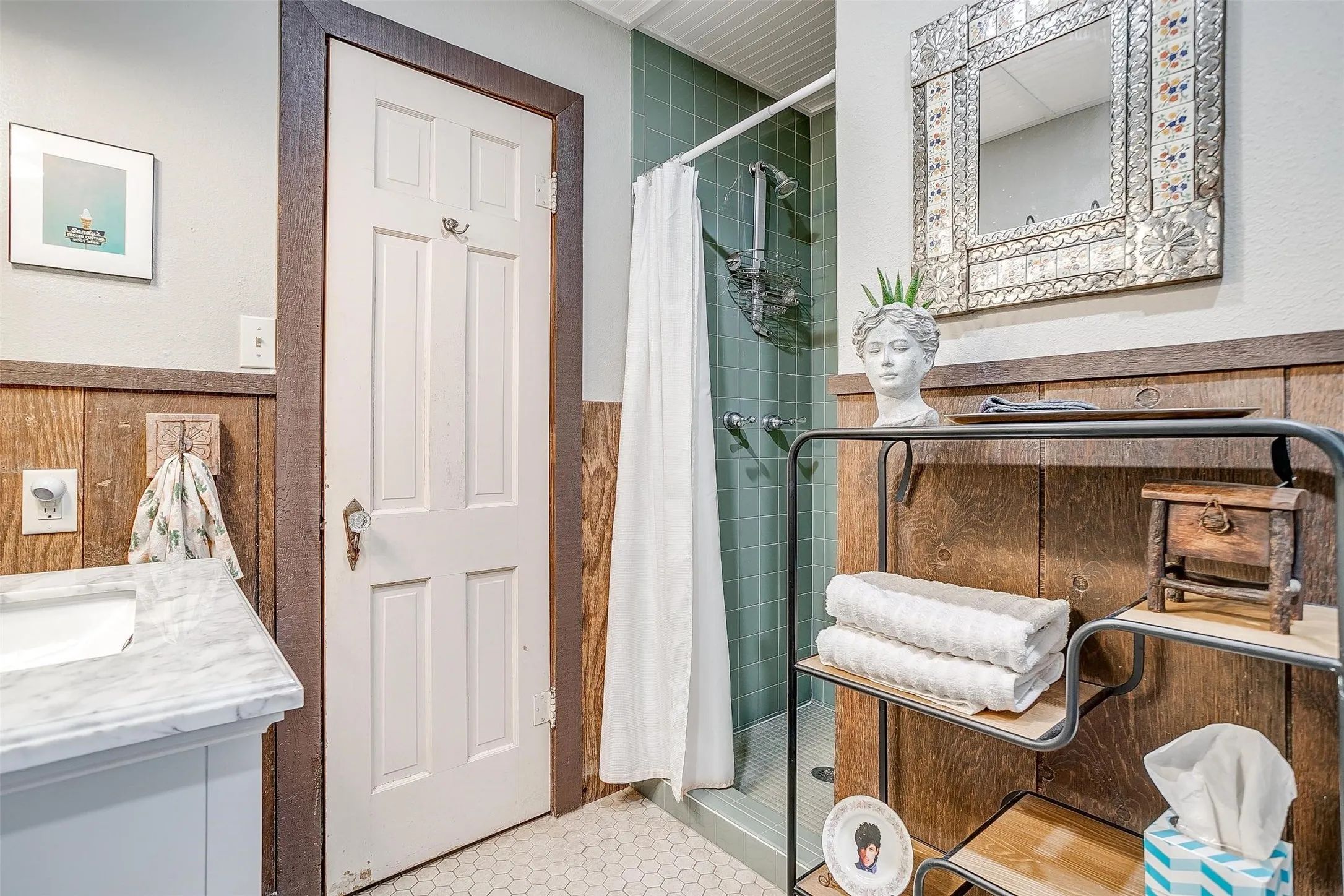 Single Family Residence For Sale in Hood County , 228 Rock Harbor Drive, Granbury, Texas 76048, 4 Bedroom, 2 Bathroom, Garage spaces, 2,224 Sqft, built in 1978, mls#21286454, Real Estate Agent in Granbury, Homes For Sale in Hood county, Homes For Sale in Granbury, Realtor in Granbury Texas, Real Estate Brokerage Independent Realty Texas, Luminita Cordes Realtor
