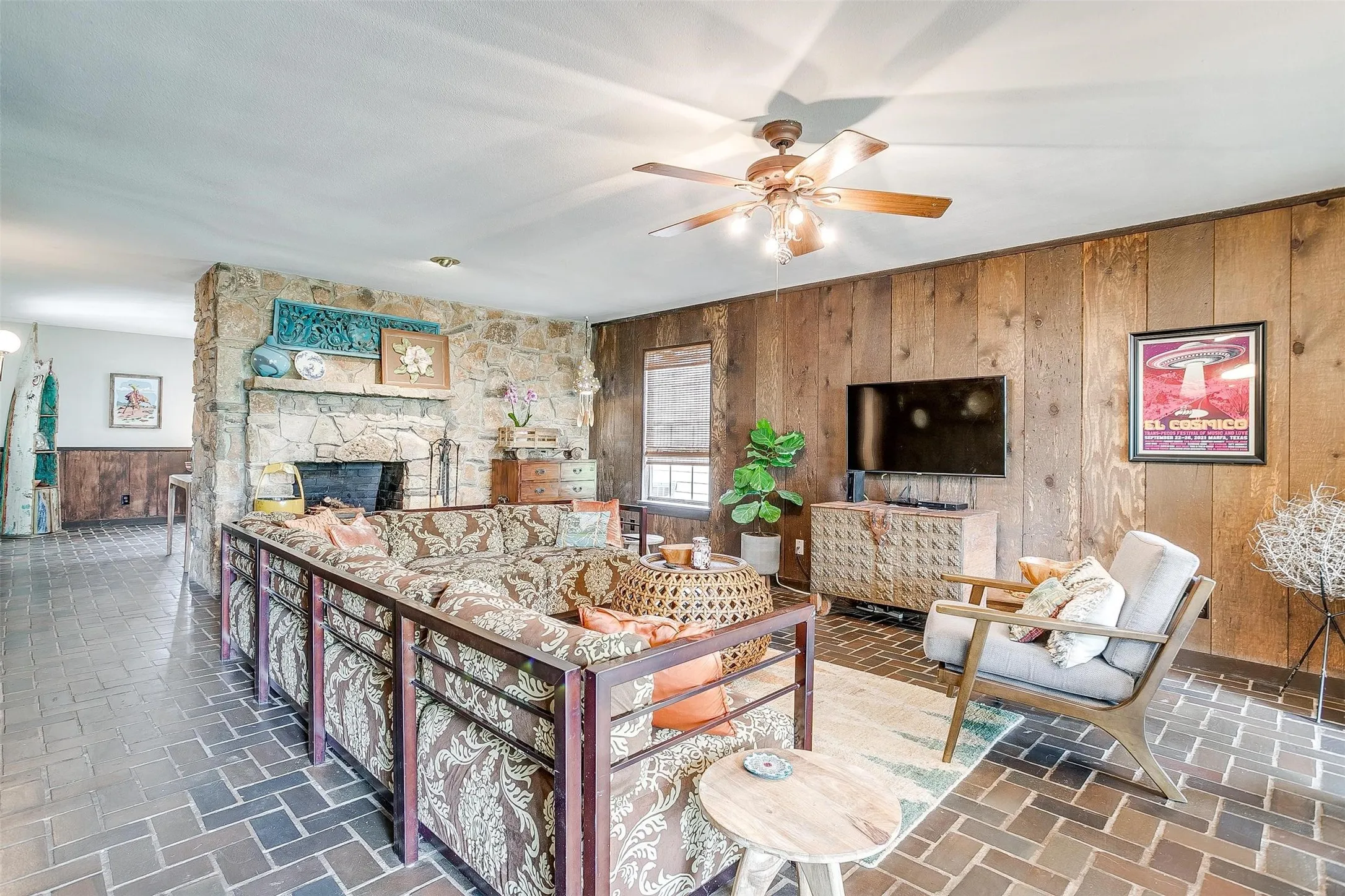 Single Family Residence For Sale in Hood County , 228 Rock Harbor Drive, Granbury, Texas 76048, 4 Bedroom, 2 Bathroom, Garage spaces, 2,224 Sqft, built in 1978, mls#21286454, Real Estate Agent in Granbury, Homes For Sale in Hood county, Homes For Sale in Granbury, Realtor in Granbury Texas, Real Estate Brokerage Independent Realty Texas, Luminita Cordes Realtor