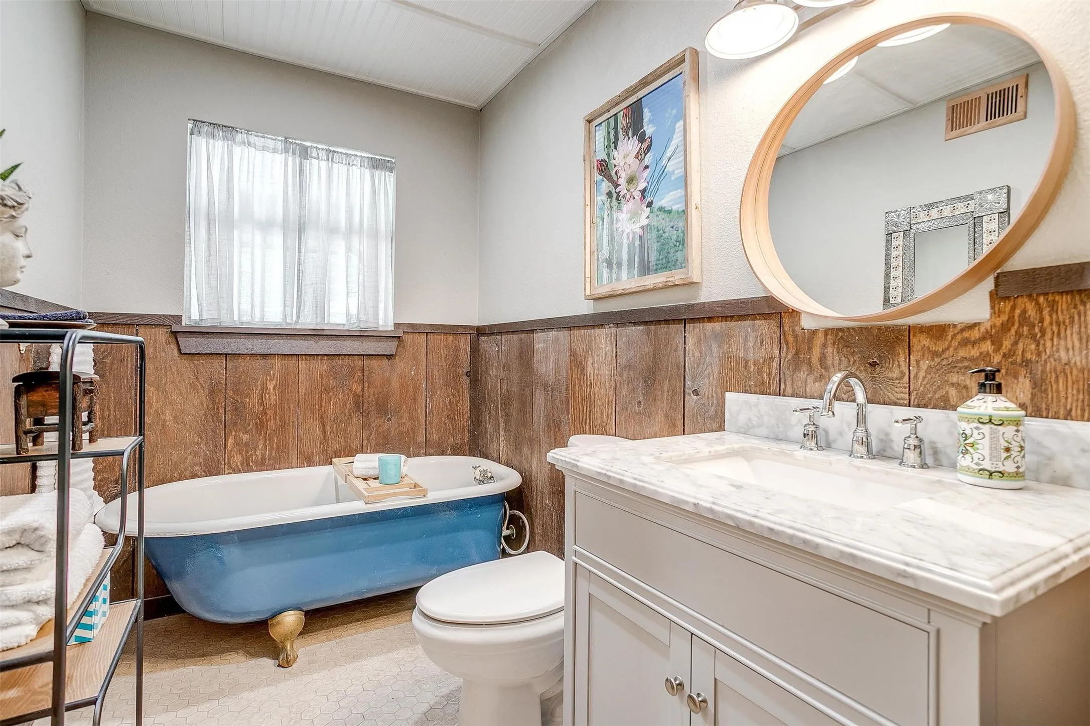 Single Family Residence For Sale in Hood County , 228 Rock Harbor Drive, Granbury, Texas 76048, 4 Bedroom, 2 Bathroom, Garage spaces, 2,224 Sqft, built in 1978, mls#21286454, Real Estate Agent in Granbury, Homes For Sale in Hood county, Homes For Sale in Granbury, Realtor in Granbury Texas, Real Estate Brokerage Independent Realty Texas, Luminita Cordes Realtor
