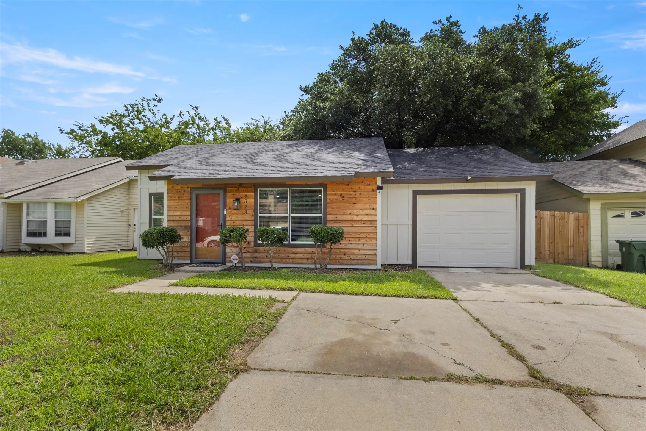 Single Family Residence For Sale in Tarrant County , 5523 Safari Trail, Arlington, Texas 76018, 2 Bedroom, 1 Bathroom, 1 Garage spaces, 806 Sqft, built in 1984, mls#21297933, Real Estate Agent in Arlington, Homes For Sale in Tarrant county, Homes For Sale in Arlington, Realtor in Arlington Texas, Real Estate Brokerage Independent Realty Texas, Luminita Cordes Realtor