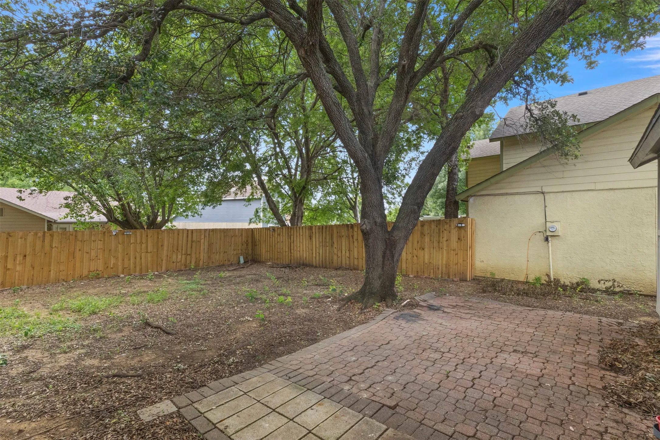 Single Family Residence For Sale in Tarrant County , 5523 Safari Trail, Arlington, Texas 76018, 2 Bedroom, 1 Bathroom, 1 Garage spaces, 806 Sqft, built in 1984, mls#21297933, Real Estate Agent in Arlington, Homes For Sale in Tarrant county, Homes For Sale in Arlington, Realtor in Arlington Texas, Real Estate Brokerage Independent Realty Texas, Luminita Cordes Realtor