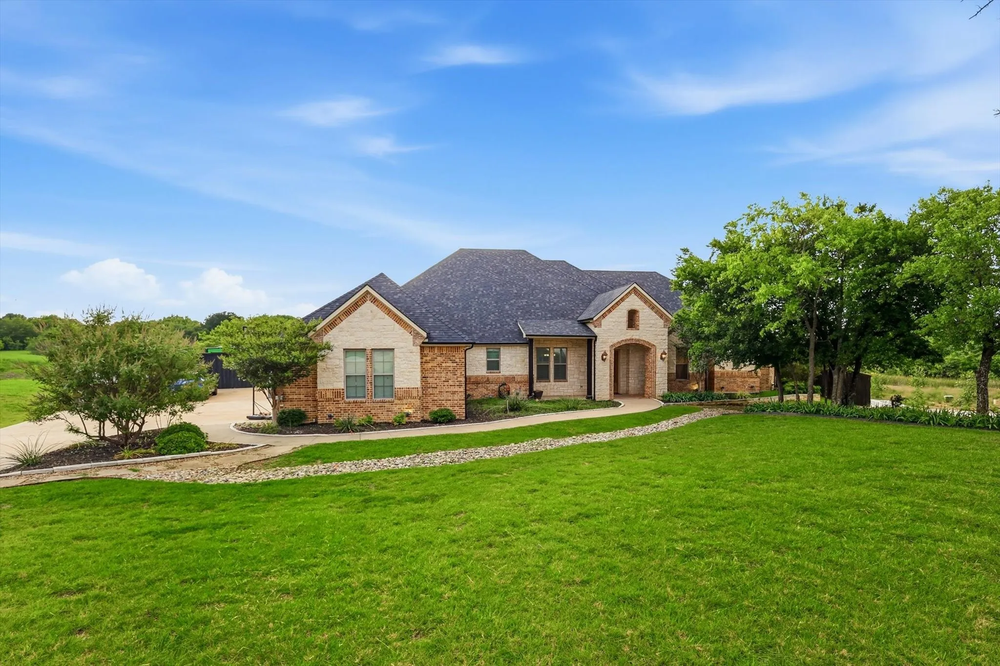 Single Family Residence For Sale in Dallas County , 1040 Lighthouse Court, Grand Prairie, Texas 75104, 5 Bedroom, 5 Bathroom, 5 Garage spaces, 3,960 Sqft, built in 2015, mls#21299273, Real Estate Agent in Grand Prairie, Homes For Sale in Dallas county, Homes For Sale in Grand Prairie, Realtor in Grand Prairie Texas, Real Estate Brokerage Independent Realty Texas, Luminita Cordes Realtor