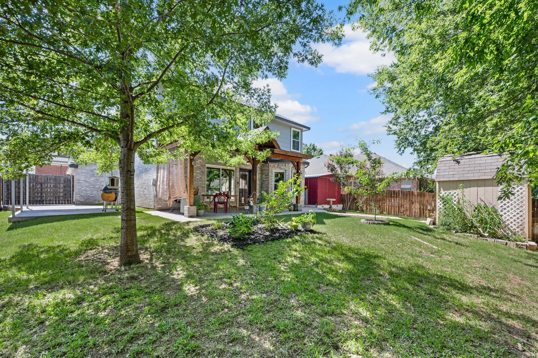 Single Family Residence For Sale in Denton County , 2012 Collington Drive, Roanoke, Texas 76262, 3 Bedroom, 3 Bathroom, 2 Garage spaces, 2,064 Sqft, built in 2001, mls#21300867, Real Estate Agent in Roanoke, Homes For Sale in Denton county, Homes For Sale in Roanoke, Realtor in Roanoke Texas, Real Estate Brokerage Independent Realty Texas, Luminita Cordes Realtor