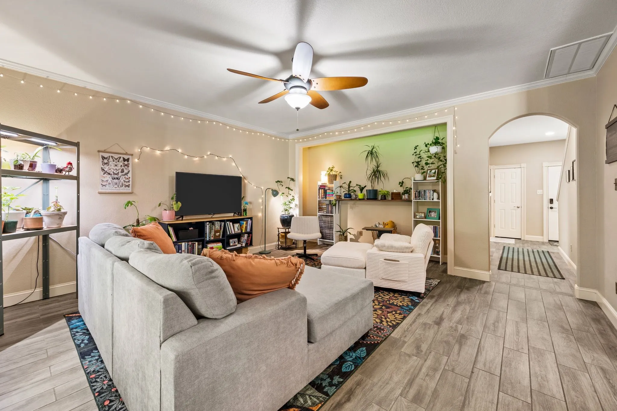 Single Family Residence For Sale in Denton County , 2012 Collington Drive, Roanoke, Texas 76262, 3 Bedroom, 3 Bathroom, 2 Garage spaces, 2,064 Sqft, built in 2001, mls#21300867, Real Estate Agent in Roanoke, Homes For Sale in Denton county, Homes For Sale in Roanoke, Realtor in Roanoke Texas, Real Estate Brokerage Independent Realty Texas, Luminita Cordes Realtor