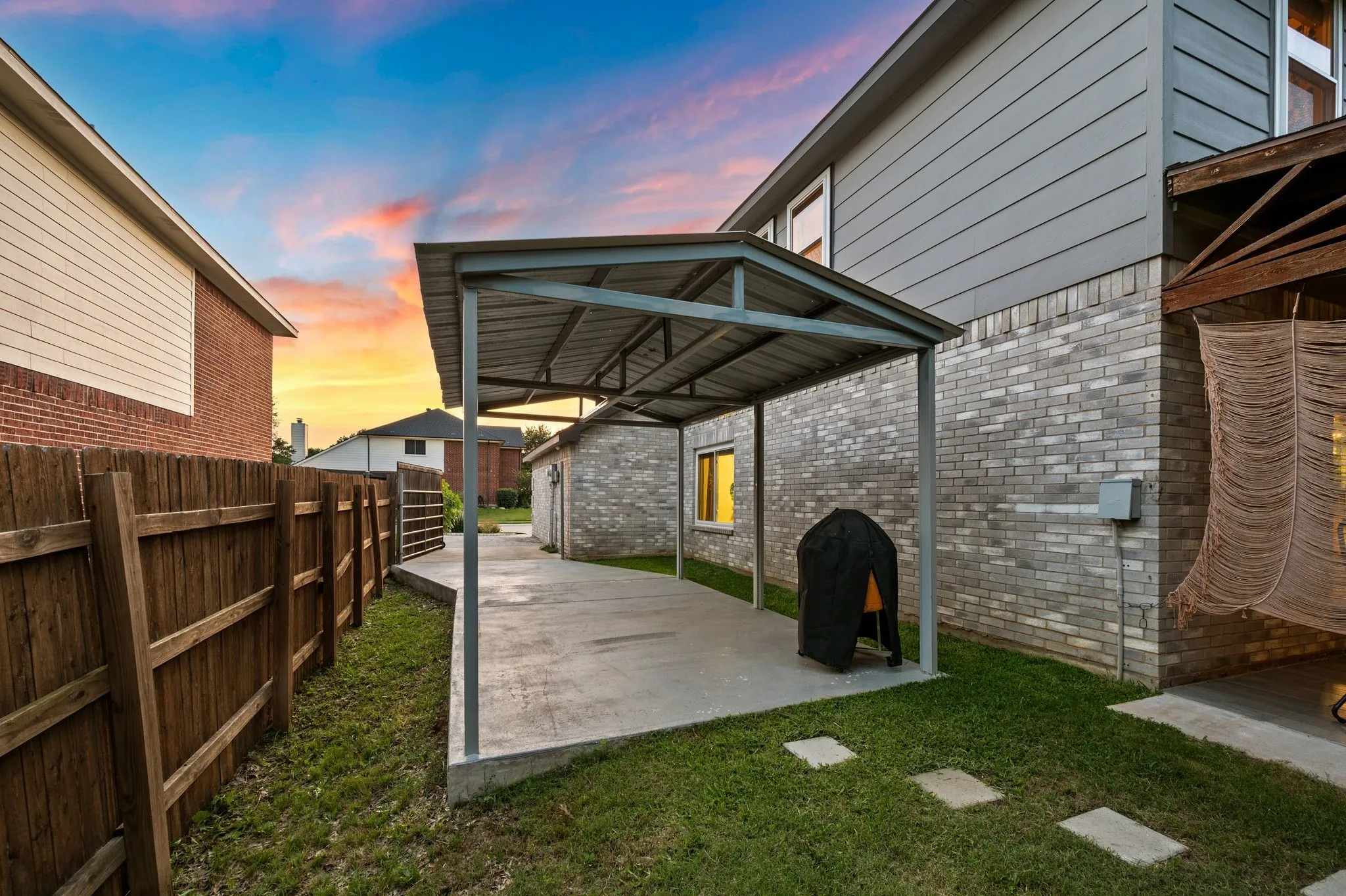 Single Family Residence For Sale in Denton County , 2012 Collington Drive, Roanoke, Texas 76262, 3 Bedroom, 3 Bathroom, 2 Garage spaces, 2,064 Sqft, built in 2001, mls#21300867, Real Estate Agent in Roanoke, Homes For Sale in Denton county, Homes For Sale in Roanoke, Realtor in Roanoke Texas, Real Estate Brokerage Independent Realty Texas, Luminita Cordes Realtor