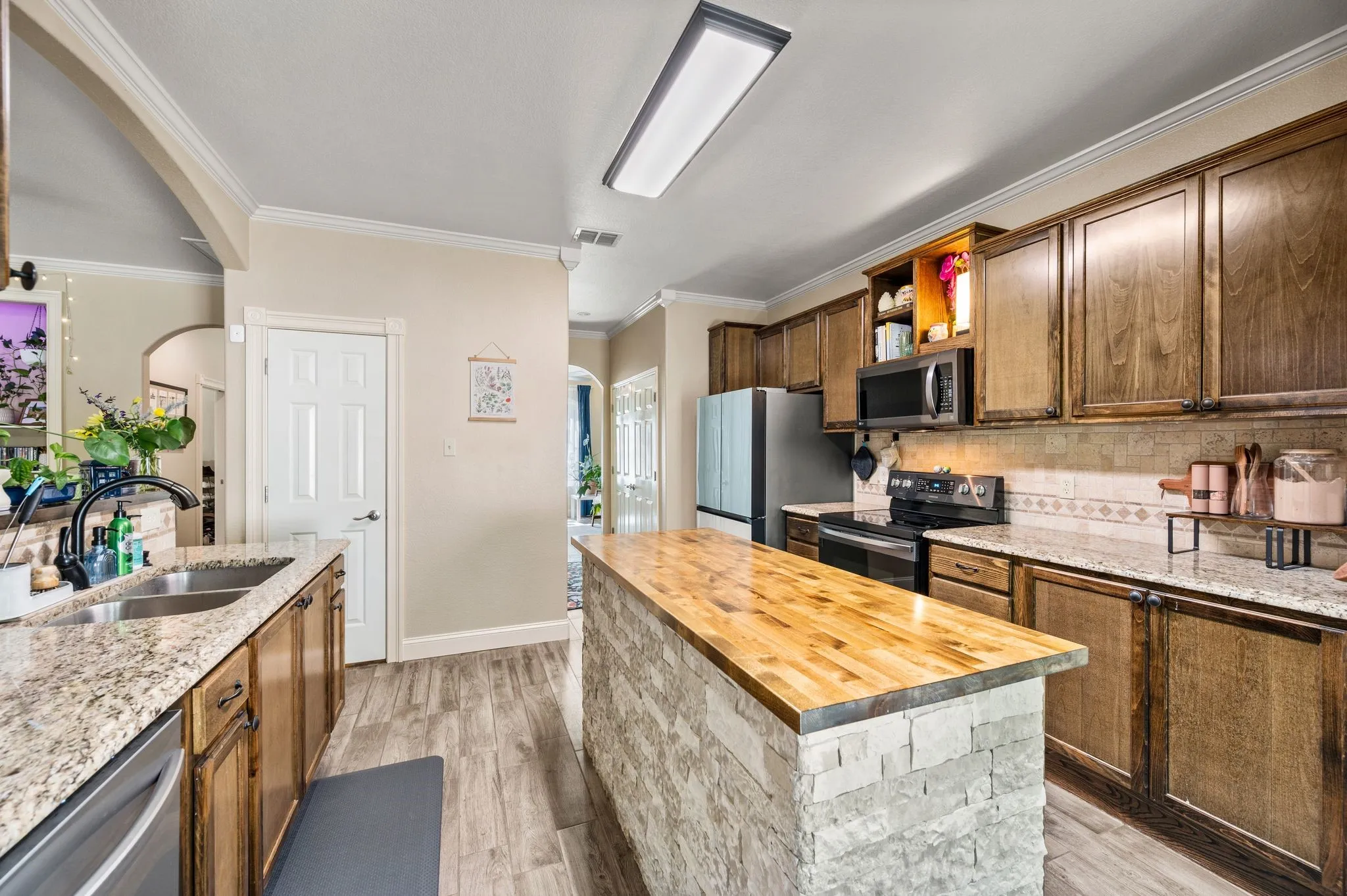 Single Family Residence For Sale in Denton County , 2012 Collington Drive, Roanoke, Texas 76262, 3 Bedroom, 3 Bathroom, 2 Garage spaces, 2,064 Sqft, built in 2001, mls#21300867, Real Estate Agent in Roanoke, Homes For Sale in Denton county, Homes For Sale in Roanoke, Realtor in Roanoke Texas, Real Estate Brokerage Independent Realty Texas, Luminita Cordes Realtor