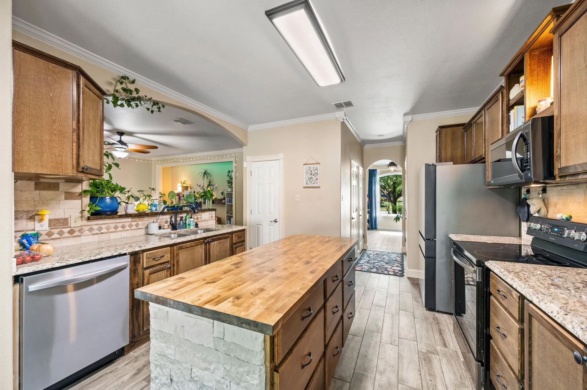 Single Family Residence For Sale in Denton County , 2012 Collington Drive, Roanoke, Texas 76262, 3 Bedroom, 3 Bathroom, 2 Garage spaces, 2,064 Sqft, built in 2001, mls#21300867, Real Estate Agent in Roanoke, Homes For Sale in Denton county, Homes For Sale in Roanoke, Realtor in Roanoke Texas, Real Estate Brokerage Independent Realty Texas, Luminita Cordes Realtor