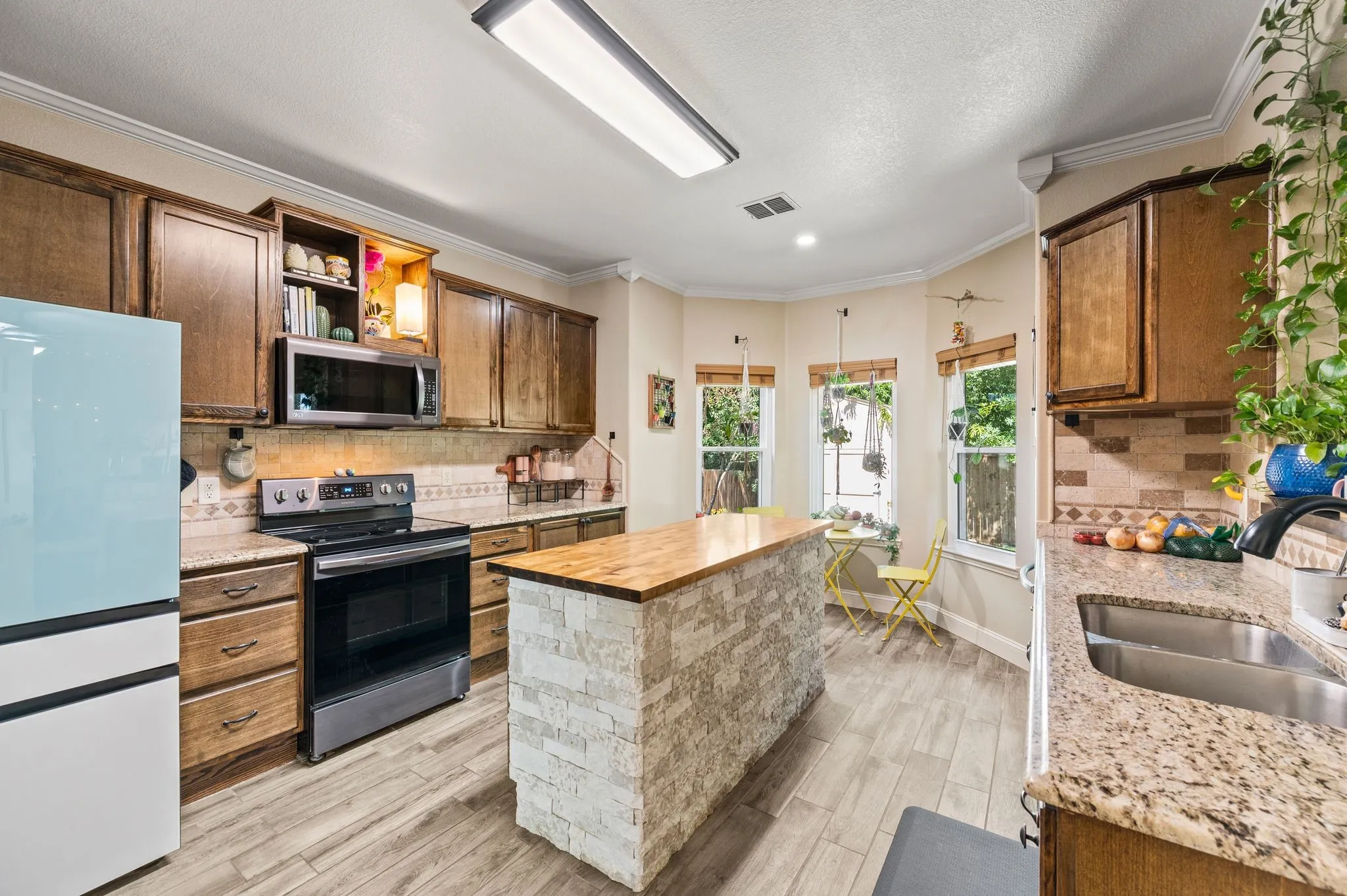 Single Family Residence For Sale in Denton County , 2012 Collington Drive, Roanoke, Texas 76262, 3 Bedroom, 3 Bathroom, 2 Garage spaces, 2,064 Sqft, built in 2001, mls#21300867, Real Estate Agent in Roanoke, Homes For Sale in Denton county, Homes For Sale in Roanoke, Realtor in Roanoke Texas, Real Estate Brokerage Independent Realty Texas, Luminita Cordes Realtor