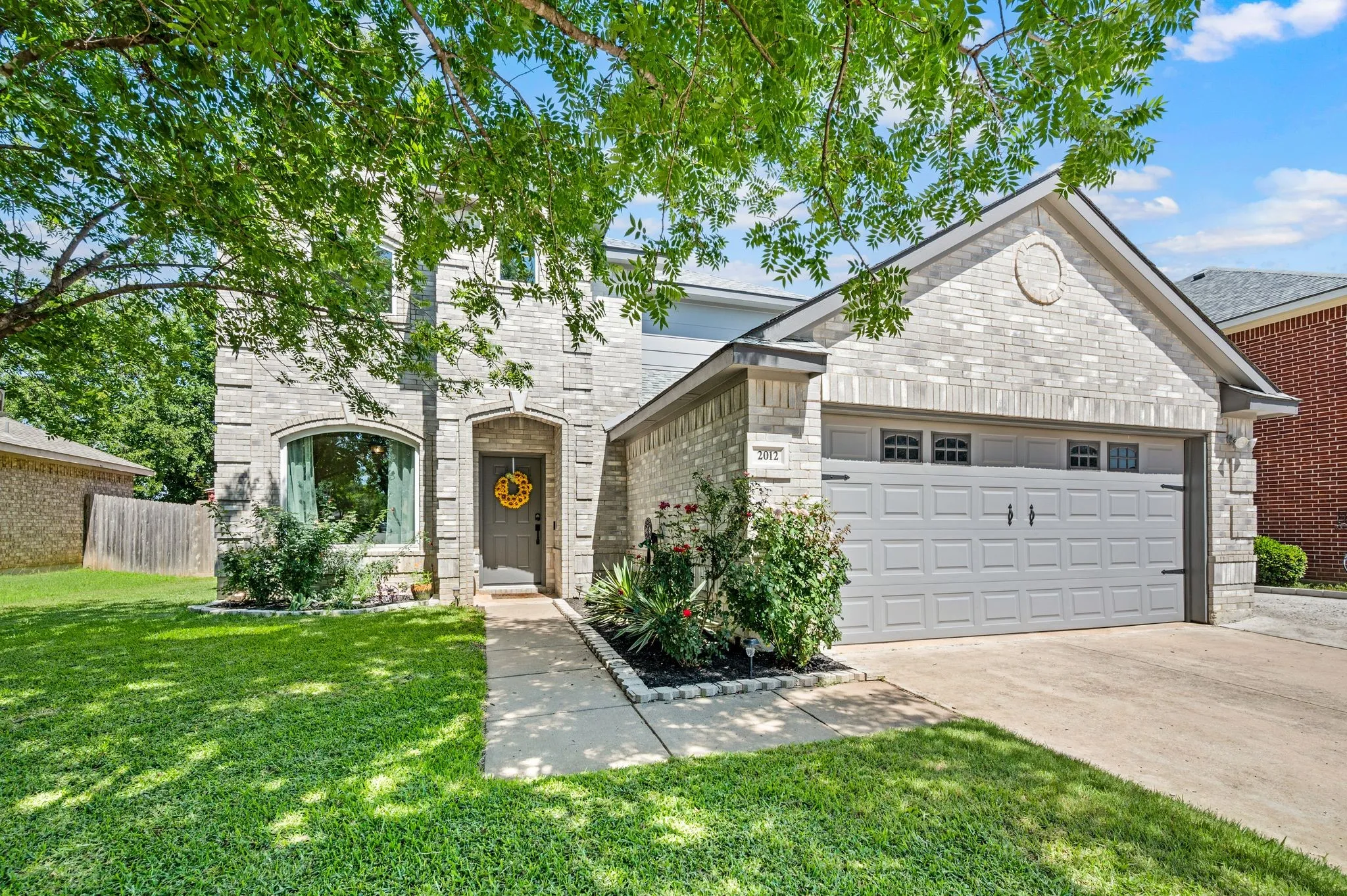 Single Family Residence For Sale in Denton County , 2012 Collington Drive, Roanoke, Texas 76262, 3 Bedroom, 3 Bathroom, 2 Garage spaces, 2,064 Sqft, built in 2001, mls#21300867, Real Estate Agent in Roanoke, Homes For Sale in Denton county, Homes For Sale in Roanoke, Realtor in Roanoke Texas, Real Estate Brokerage Independent Realty Texas, Luminita Cordes Realtor