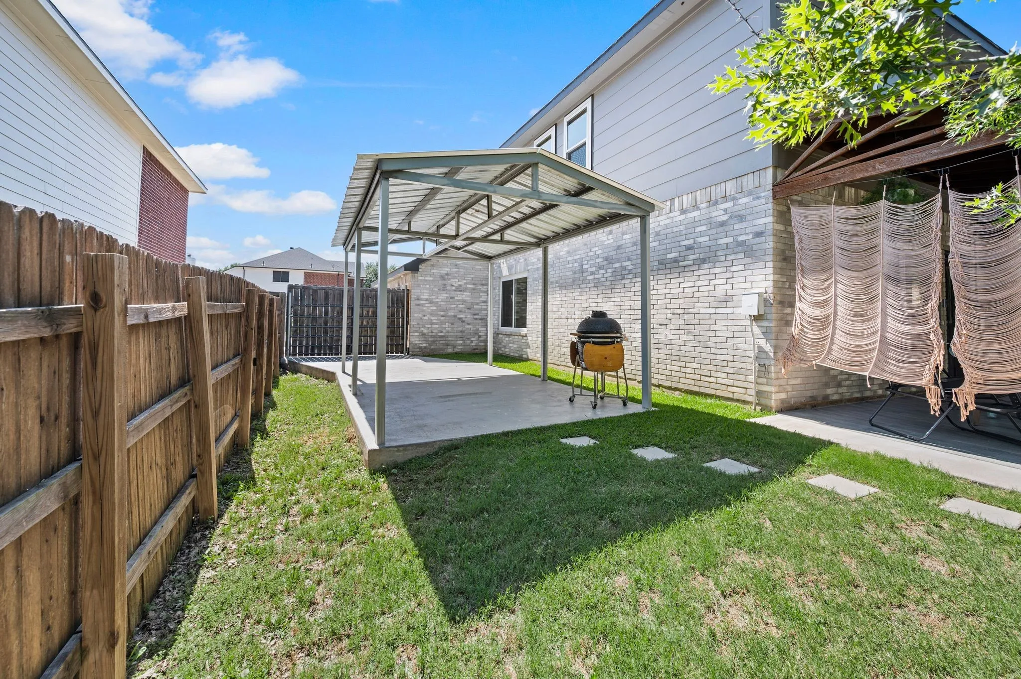 Single Family Residence For Sale in Denton County , 2012 Collington Drive, Roanoke, Texas 76262, 3 Bedroom, 3 Bathroom, 2 Garage spaces, 2,064 Sqft, built in 2001, mls#21300867, Real Estate Agent in Roanoke, Homes For Sale in Denton county, Homes For Sale in Roanoke, Realtor in Roanoke Texas, Real Estate Brokerage Independent Realty Texas, Luminita Cordes Realtor