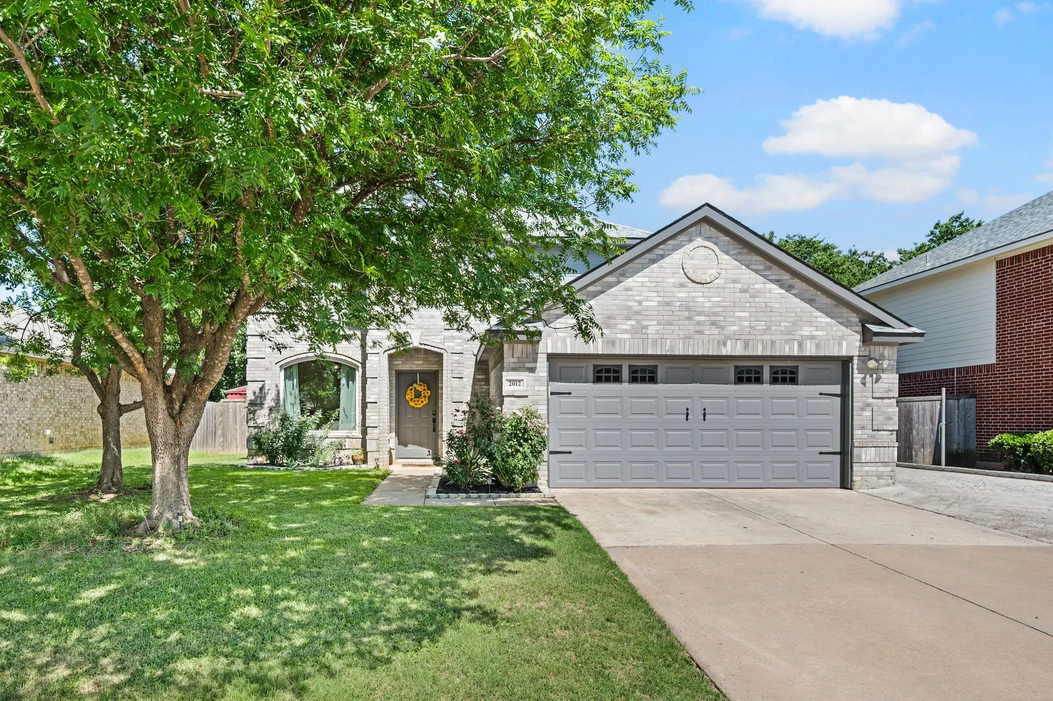 Single Family Residence For Sale in Denton County , 2012 Collington Drive, Roanoke, Texas 76262, 3 Bedroom, 3 Bathroom, 2 Garage spaces, 2,064 Sqft, built in 2001, mls#21300867, Real Estate Agent in Roanoke, Homes For Sale in Denton county, Homes For Sale in Roanoke, Realtor in Roanoke Texas, Real Estate Brokerage Independent Realty Texas, Luminita Cordes Realtor