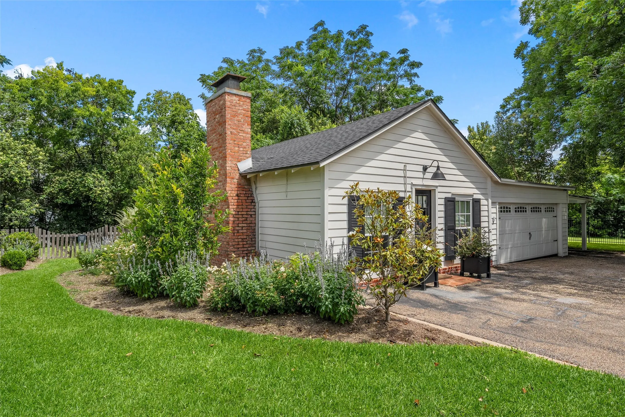 Single Family Residence For Sale in Mc Lennan County , 3601 Hillcrest Drive, Waco, Texas 76708, 5 Bedroom, 4 Bathroom, 2 Garage spaces, 4,606 Sqft, built in 1903, mls#21298486, Real Estate Agent in Waco, Homes For Sale in Mc Lennan county, Homes For Sale in Waco, Realtor in Waco Texas, Real Estate Brokerage Independent Realty Texas, Luminita Cordes Realtor