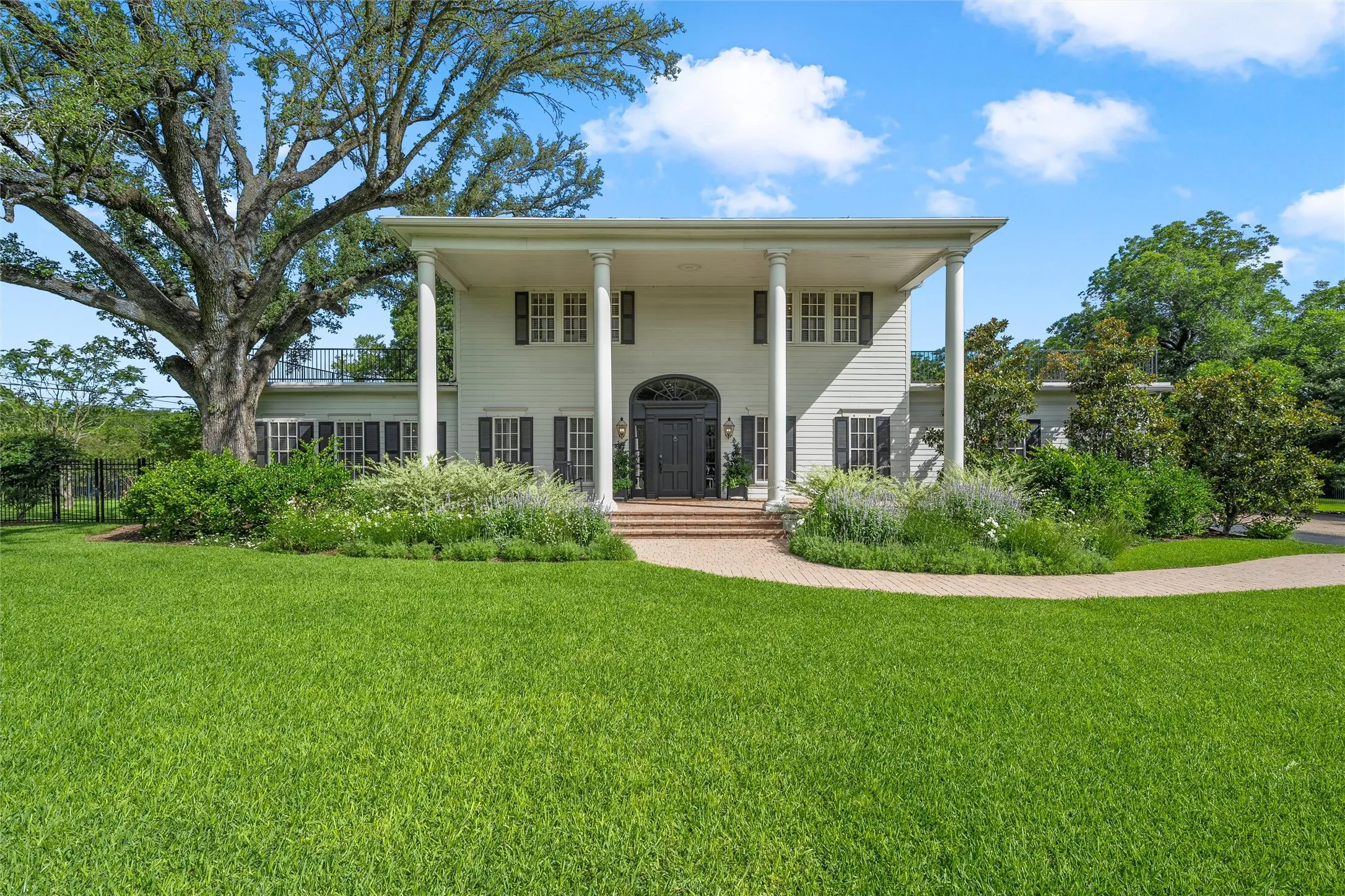 Single Family Residence For Sale in Mc Lennan County , 3601 Hillcrest Drive, Waco, Texas 76708, 5 Bedroom, 4 Bathroom, 2 Garage spaces, 4,606 Sqft, built in 1903, mls#21298486, Real Estate Agent in Waco, Homes For Sale in Mc Lennan county, Homes For Sale in Waco, Realtor in Waco Texas, Real Estate Brokerage Independent Realty Texas, Luminita Cordes Realtor