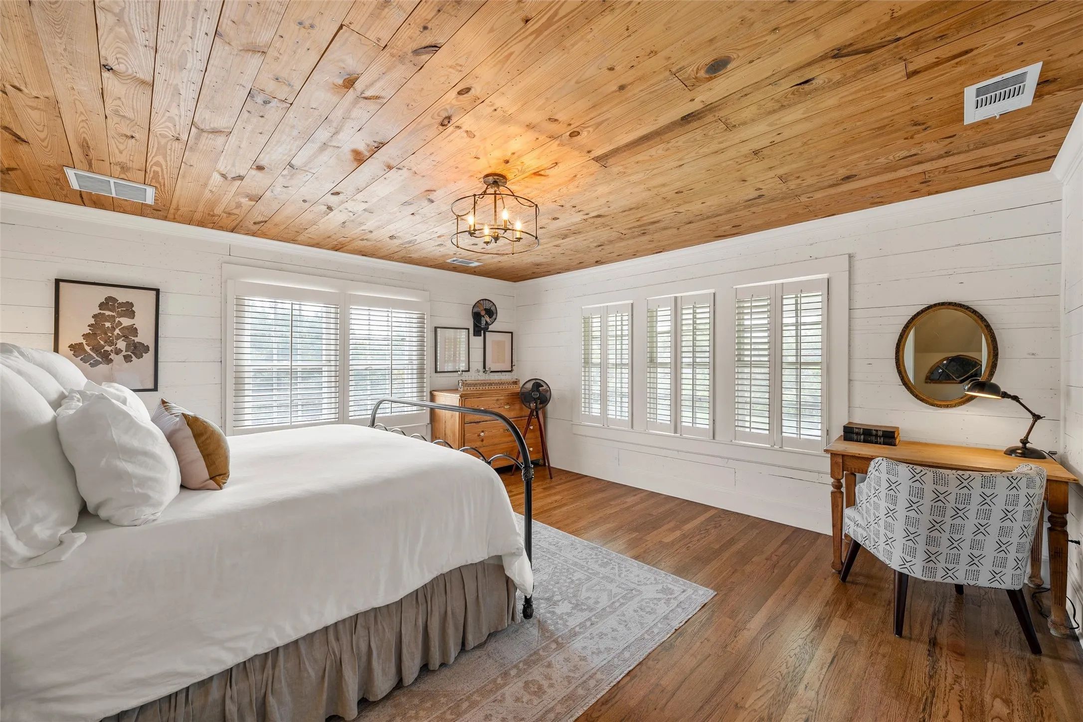 Single Family Residence For Sale in Mc Lennan County , 3601 Hillcrest Drive, Waco, Texas 76708, 5 Bedroom, 4 Bathroom, 2 Garage spaces, 4,606 Sqft, built in 1903, mls#21298486, Real Estate Agent in Waco, Homes For Sale in Mc Lennan county, Homes For Sale in Waco, Realtor in Waco Texas, Real Estate Brokerage Independent Realty Texas, Luminita Cordes Realtor