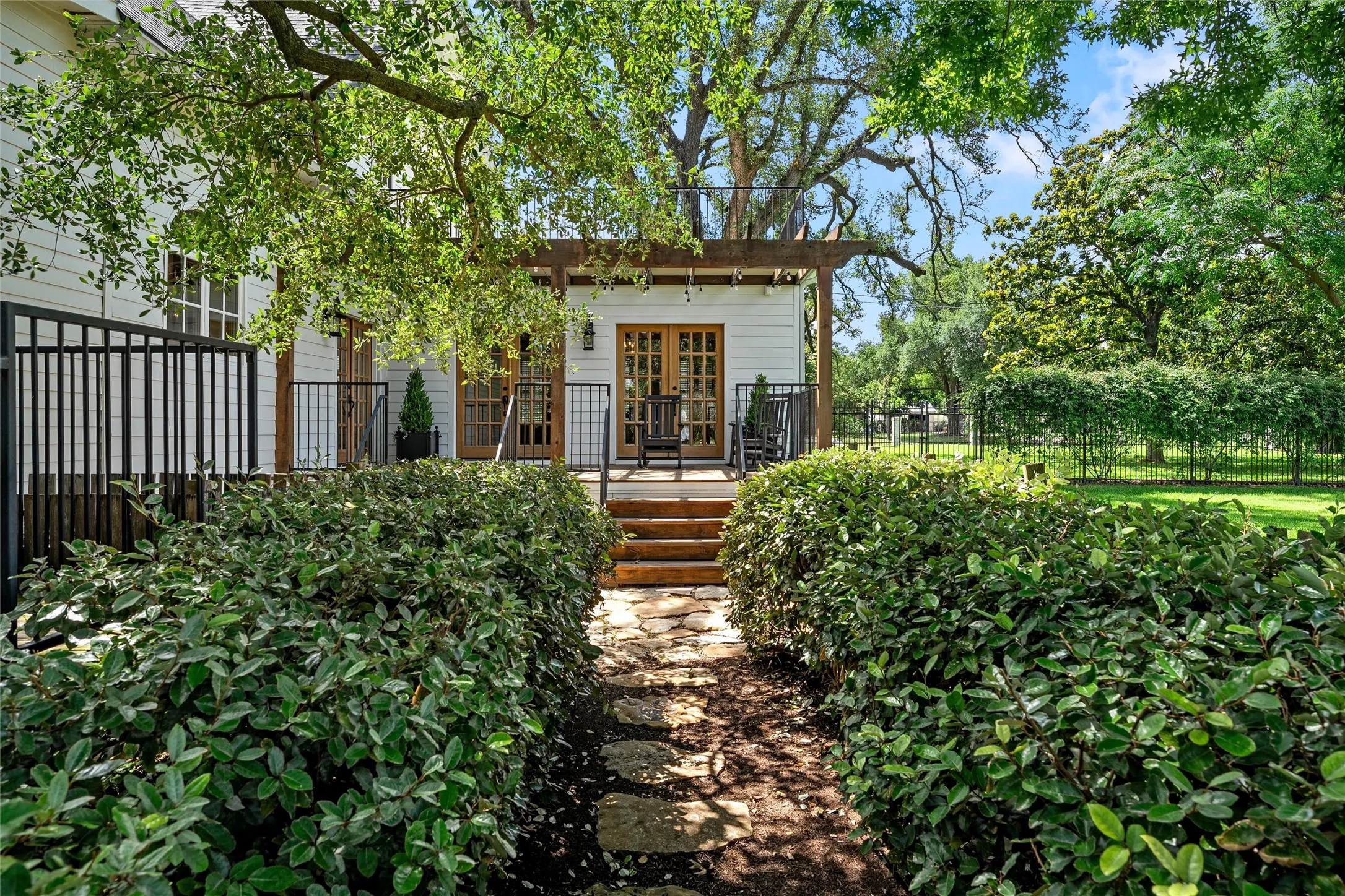 Single Family Residence For Sale in Mc Lennan County , 3601 Hillcrest Drive, Waco, Texas 76708, 5 Bedroom, 4 Bathroom, 2 Garage spaces, 4,606 Sqft, built in 1903, mls#21298486, Real Estate Agent in Waco, Homes For Sale in Mc Lennan county, Homes For Sale in Waco, Realtor in Waco Texas, Real Estate Brokerage Independent Realty Texas, Luminita Cordes Realtor