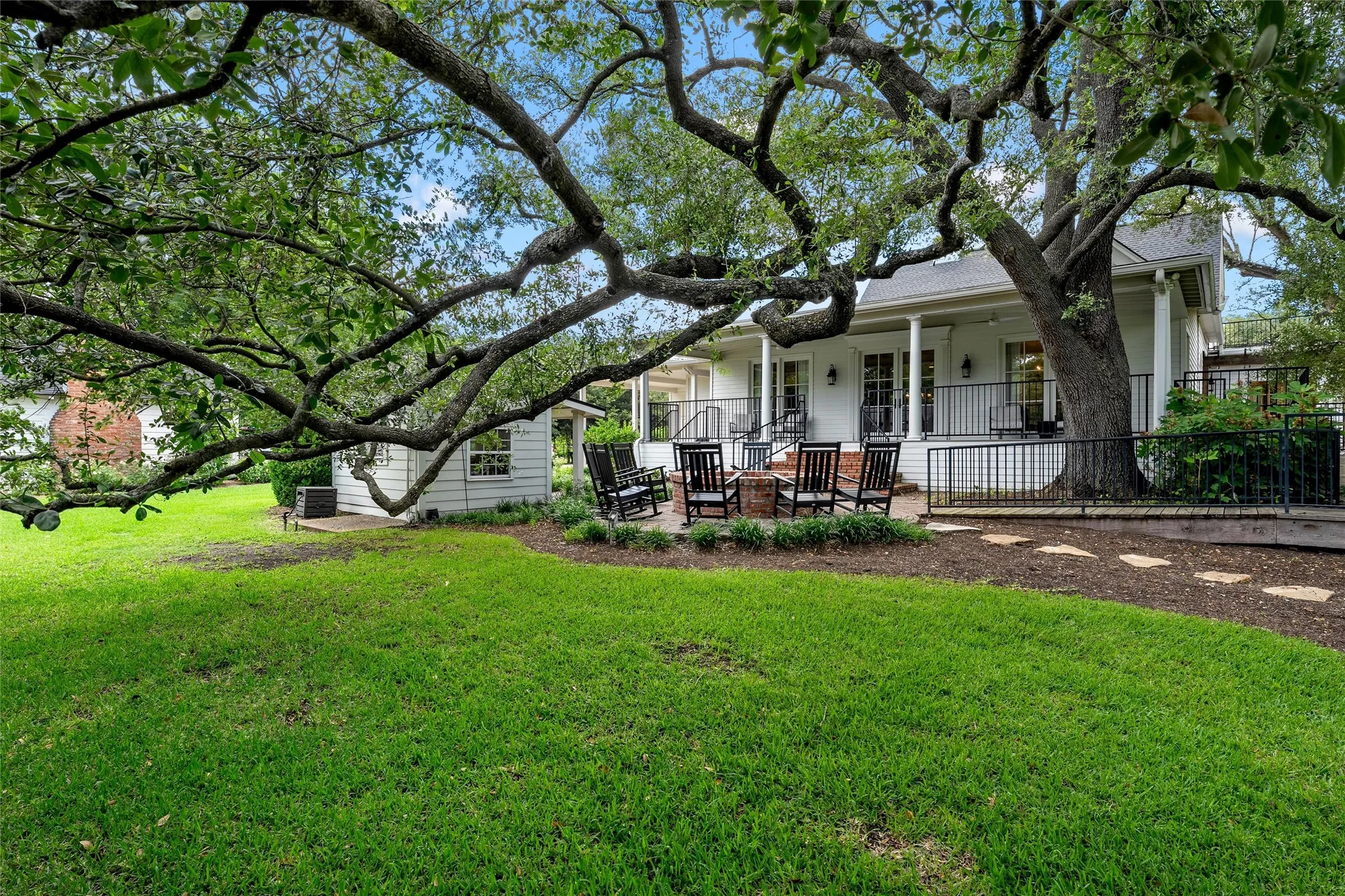 Single Family Residence For Sale in Mc Lennan County , 3601 Hillcrest Drive, Waco, Texas 76708, 5 Bedroom, 4 Bathroom, 2 Garage spaces, 4,606 Sqft, built in 1903, mls#21298486, Real Estate Agent in Waco, Homes For Sale in Mc Lennan county, Homes For Sale in Waco, Realtor in Waco Texas, Real Estate Brokerage Independent Realty Texas, Luminita Cordes Realtor