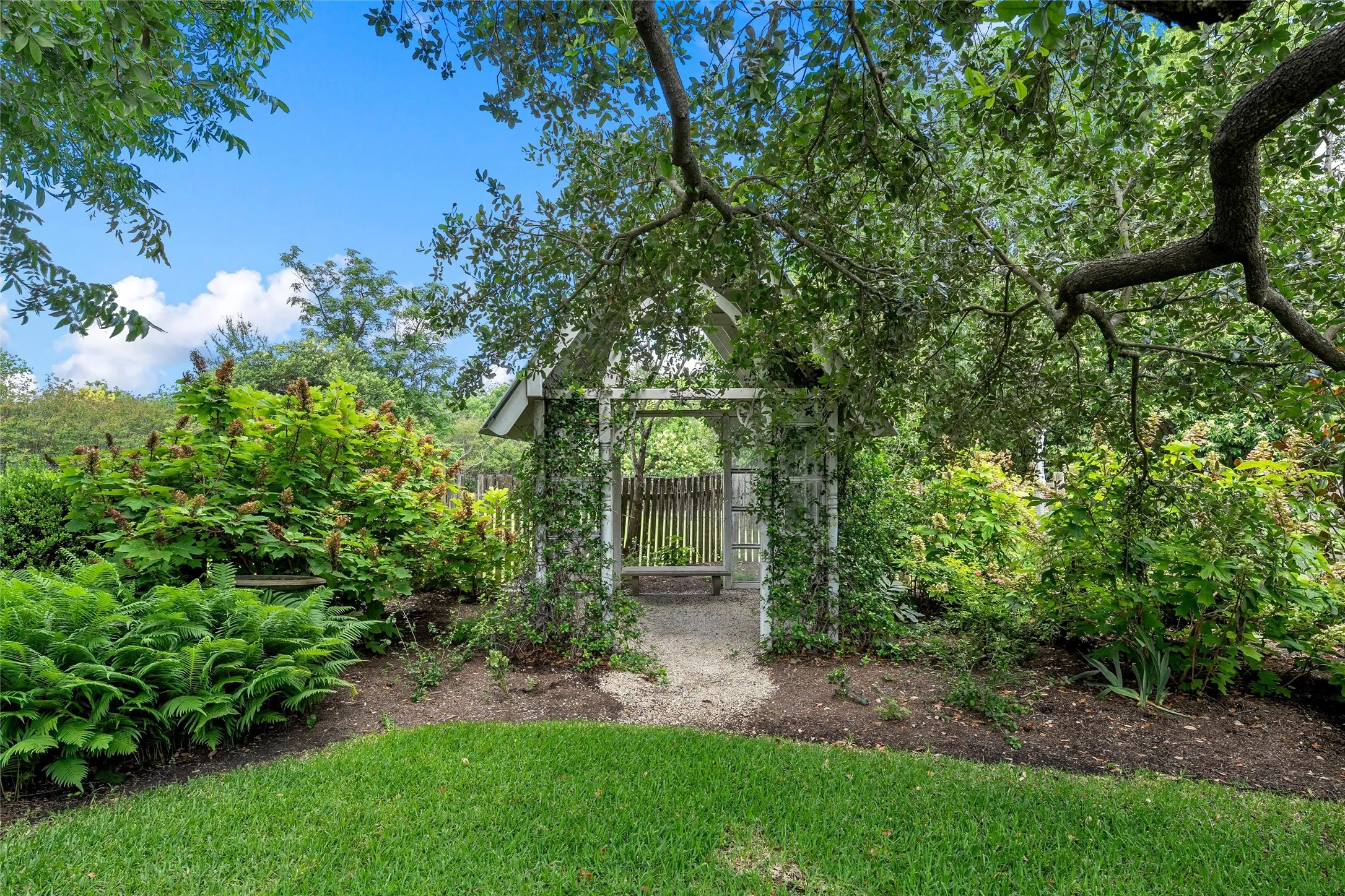 Single Family Residence For Sale in Mc Lennan County , 3601 Hillcrest Drive, Waco, Texas 76708, 5 Bedroom, 4 Bathroom, 2 Garage spaces, 4,606 Sqft, built in 1903, mls#21298486, Real Estate Agent in Waco, Homes For Sale in Mc Lennan county, Homes For Sale in Waco, Realtor in Waco Texas, Real Estate Brokerage Independent Realty Texas, Luminita Cordes Realtor