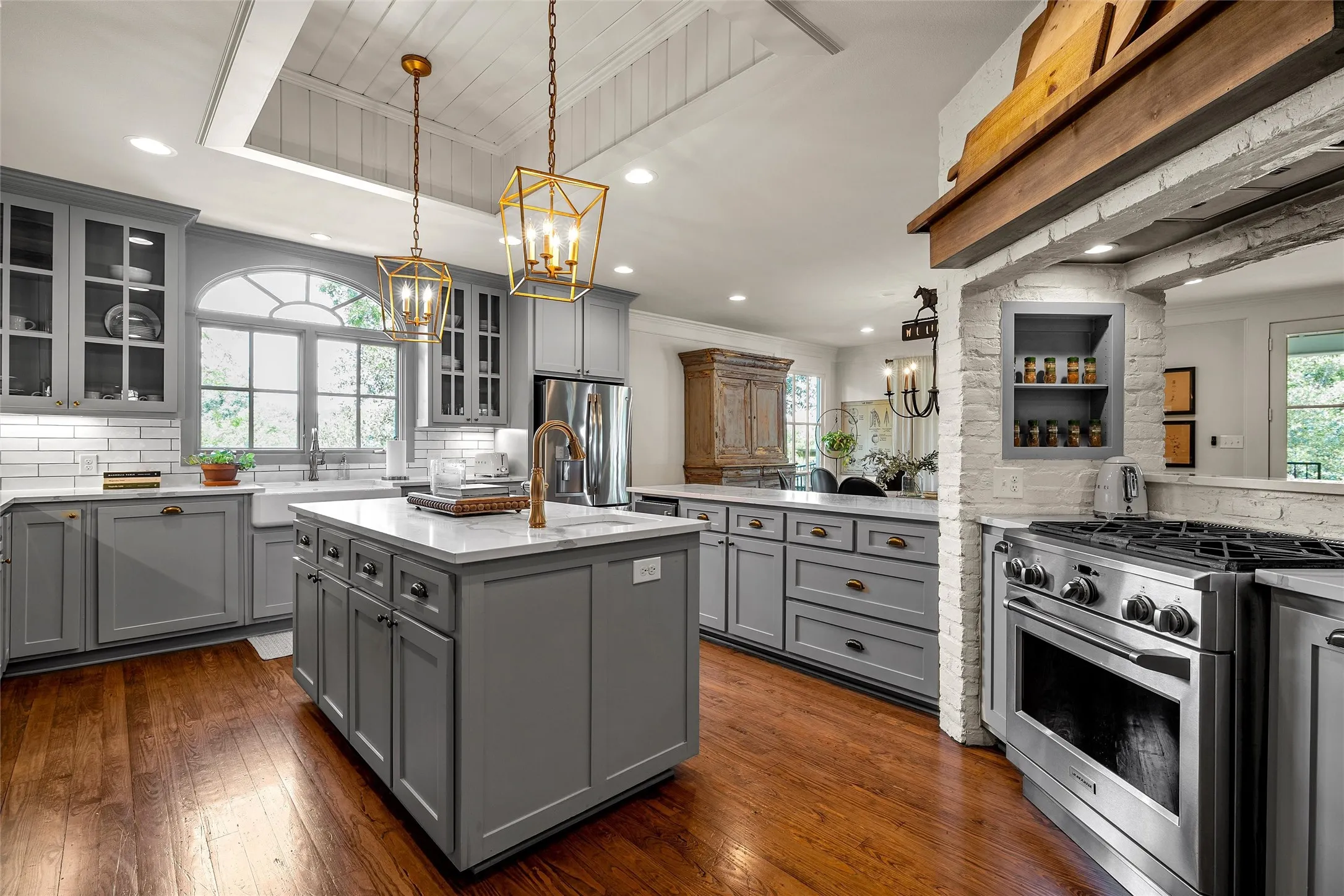 Single Family Residence For Sale in Mc Lennan County , 3601 Hillcrest Drive, Waco, Texas 76708, 5 Bedroom, 4 Bathroom, 2 Garage spaces, 4,606 Sqft, built in 1903, mls#21298486, Real Estate Agent in Waco, Homes For Sale in Mc Lennan county, Homes For Sale in Waco, Realtor in Waco Texas, Real Estate Brokerage Independent Realty Texas, Luminita Cordes Realtor