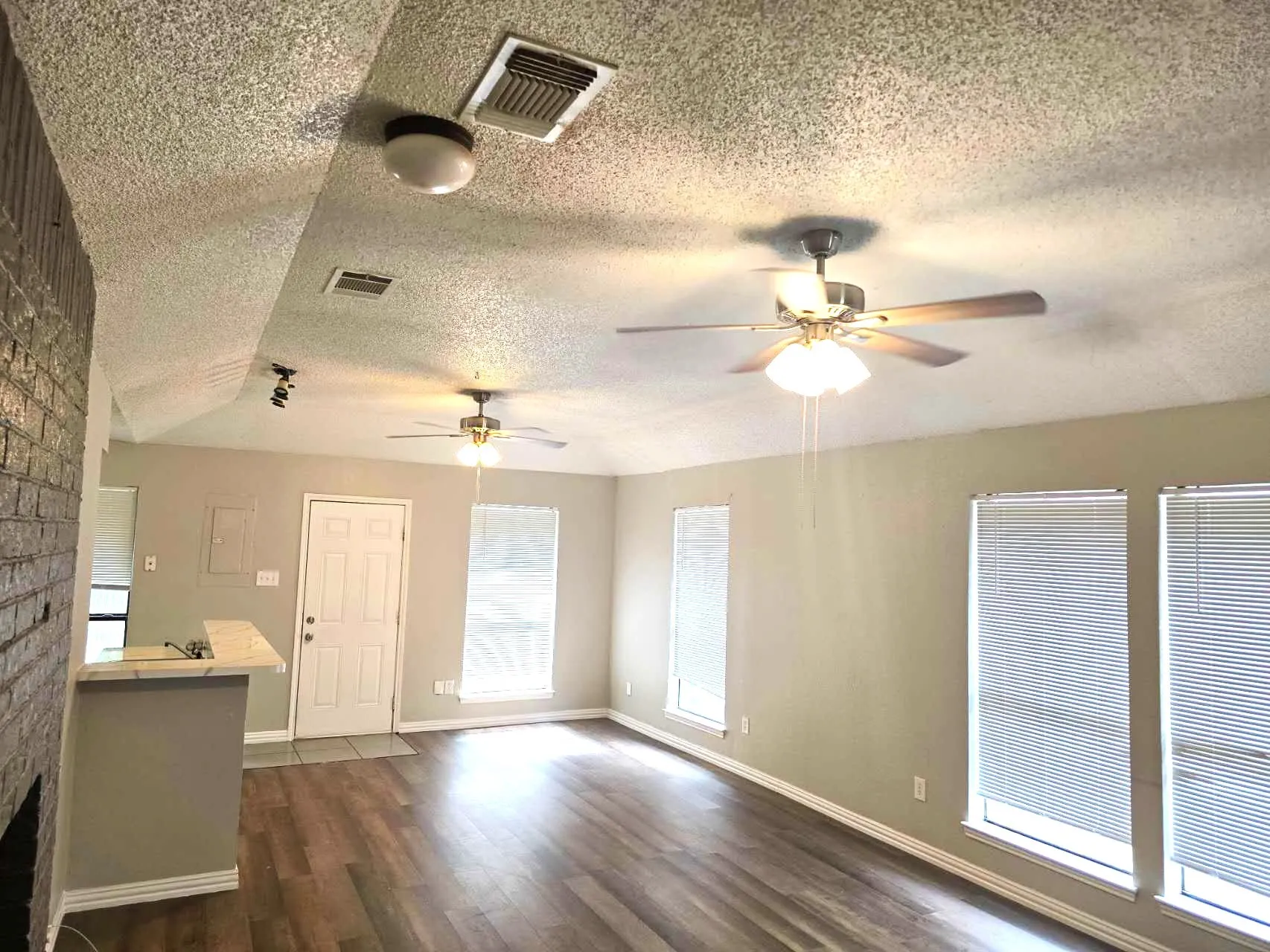 Single Family Residence For Sale in Johnson County , 1007 Mitchell Lane, Burleson, Texas 76028, 3 Bedroom, 2 Bathroom, 1 Garage spaces, 1,261 Sqft, built in 1986, mls#21301709, Real Estate Agent in Burleson, Homes For Sale in Johnson county, Homes For Sale in Burleson, Realtor in Burleson Texas, Real Estate Brokerage Independent Realty Texas, Luminita Cordes Realtor