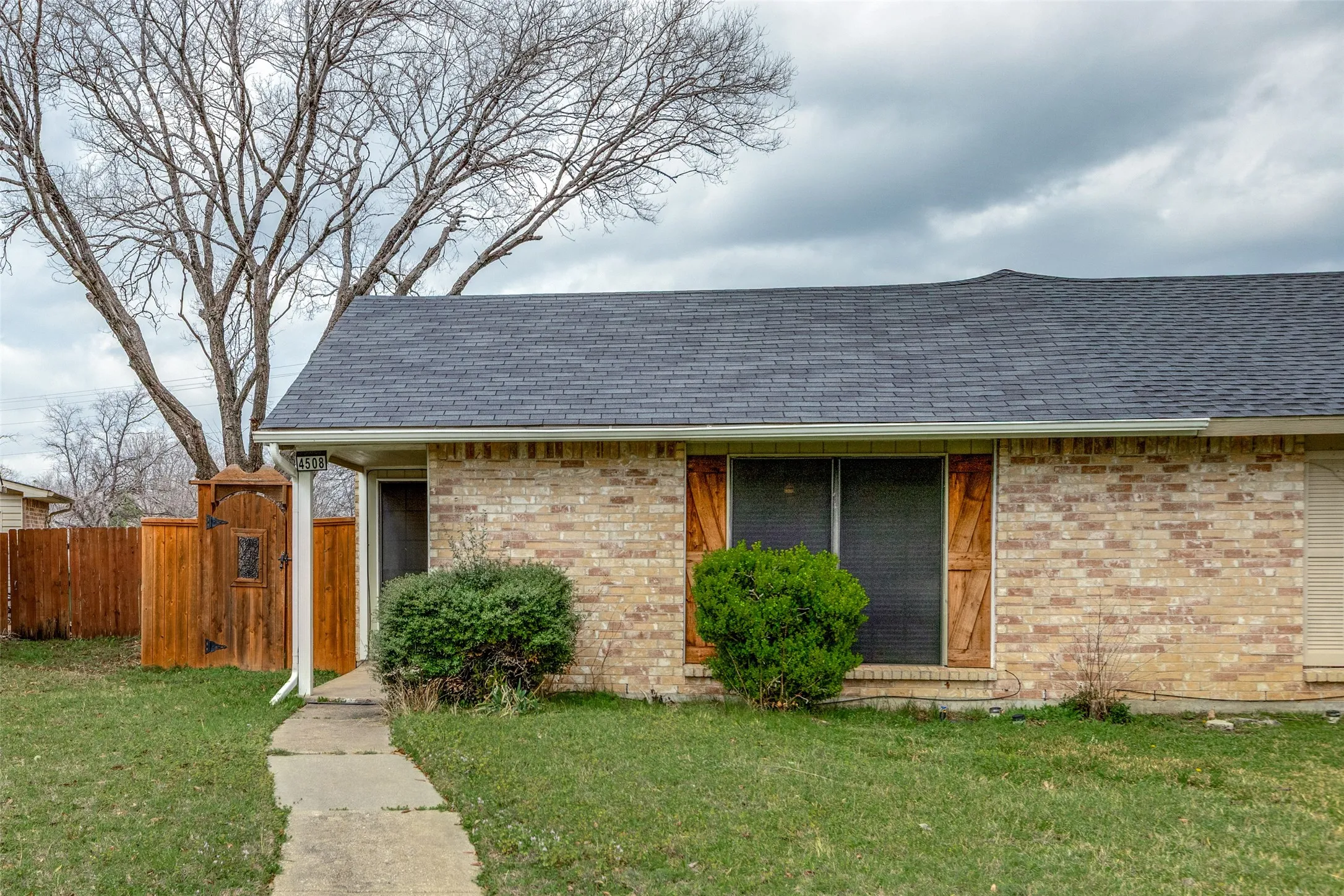 Single Family Residence For Sale in Denton County , 4508 Carr Street, The Colony, Texas 75056, 2 Bedroom, 1 Bathroom, Garage spaces, 949 Sqft, built in 1983, mls#21302043, Real Estate Agent in The Colony, Homes For Sale in Denton county, Homes For Sale in The Colony, Realtor in The Colony Texas, Real Estate Brokerage Independent Realty Texas, Luminita Cordes Realtor