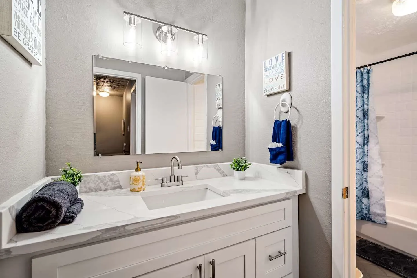 Single Family Residence For Sale in Dallas County , 14 W Townhouse Lane 34, Grand Prairie, Texas 75052, 2 Bedroom, 2 Bathroom, Garage spaces, 1,156 Sqft, built in 1971, mls#21301795, Real Estate Agent in Grand Prairie, Homes For Sale in Dallas county, Homes For Sale in Grand Prairie, Realtor in Grand Prairie Texas, Real Estate Brokerage Independent Realty Texas, Luminita Cordes Realtor