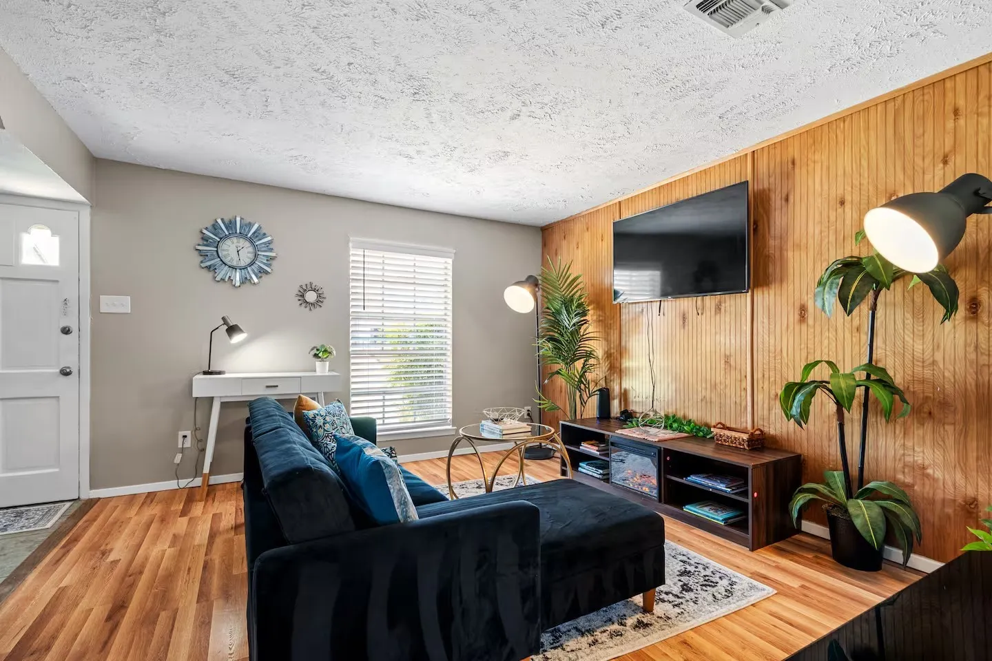 Single Family Residence For Sale in Dallas County , 14 W Townhouse Lane 34, Grand Prairie, Texas 75052, 2 Bedroom, 2 Bathroom, Garage spaces, 1,156 Sqft, built in 1971, mls#21301795, Real Estate Agent in Grand Prairie, Homes For Sale in Dallas county, Homes For Sale in Grand Prairie, Realtor in Grand Prairie Texas, Real Estate Brokerage Independent Realty Texas, Luminita Cordes Realtor
