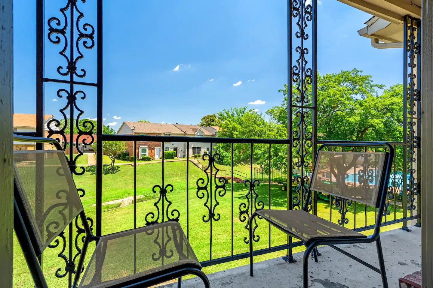 Single Family Residence For Sale in Dallas County , 14 W Townhouse Lane 34, Grand Prairie, Texas 75052, 2 Bedroom, 2 Bathroom, Garage spaces, 1,156 Sqft, built in 1971, mls#21301795, Real Estate Agent in Grand Prairie, Homes For Sale in Dallas county, Homes For Sale in Grand Prairie, Realtor in Grand Prairie Texas, Real Estate Brokerage Independent Realty Texas, Luminita Cordes Realtor