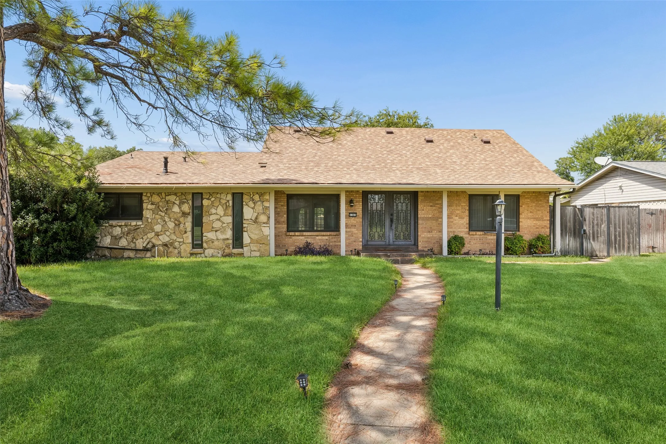 Single Family Residence For Sale in Dallas County , 1303 Berkeley Drive, Richardson, Texas 75081, 4 Bedroom, 2 Bathroom, 2 Garage spaces, 2,318 Sqft, built in 1967, mls#21294919, Real Estate Agent in Richardson, Homes For Sale in Dallas county, Homes For Sale in Richardson, Realtor in Richardson Texas, Real Estate Brokerage Independent Realty Texas, Luminita Cordes Realtor
