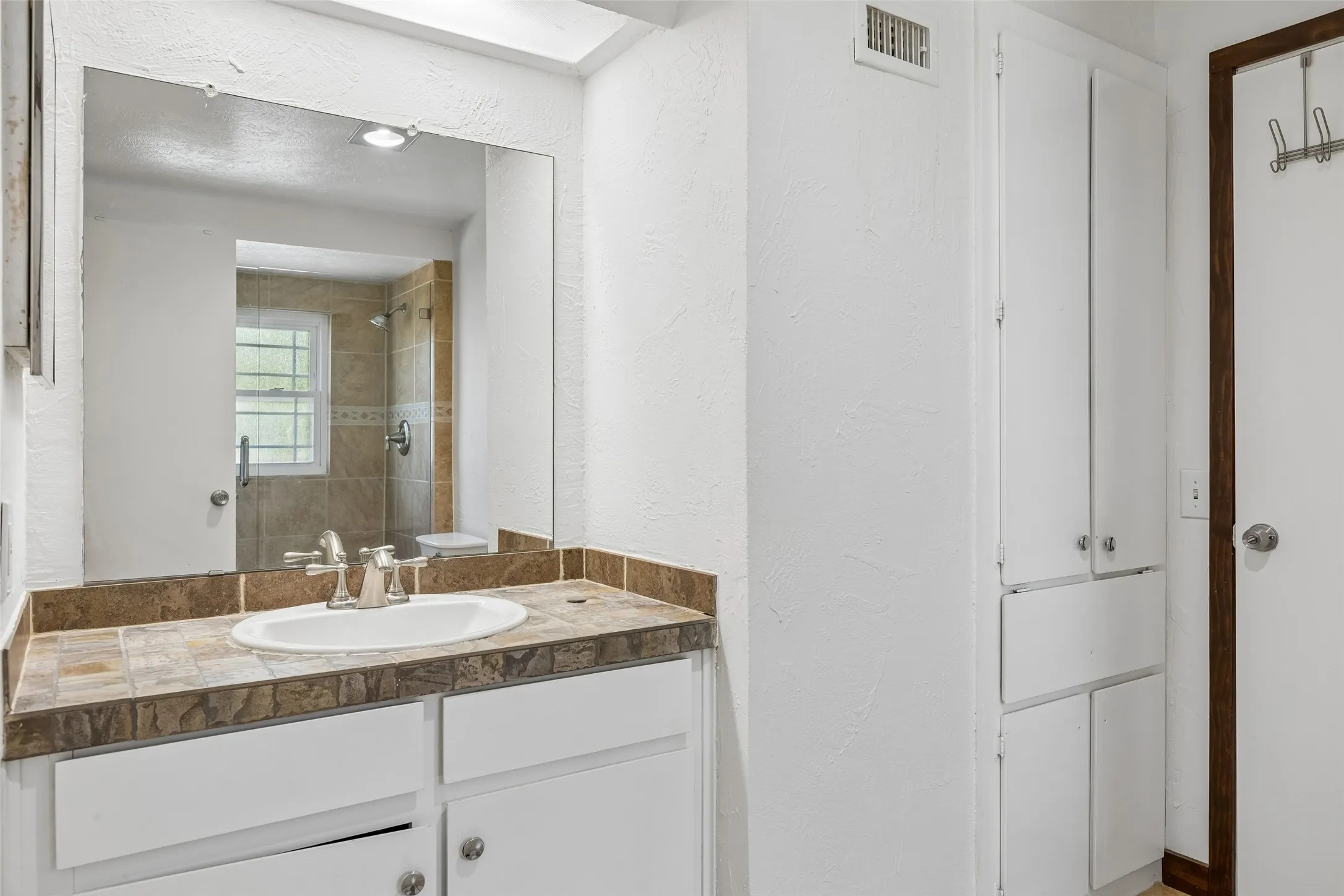 Single Family Residence For Sale in Dallas County , 1303 Berkeley Drive, Richardson, Texas 75081, 4 Bedroom, 2 Bathroom, 2 Garage spaces, 2,318 Sqft, built in 1967, mls#21294919, Real Estate Agent in Richardson, Homes For Sale in Dallas county, Homes For Sale in Richardson, Realtor in Richardson Texas, Real Estate Brokerage Independent Realty Texas, Luminita Cordes Realtor