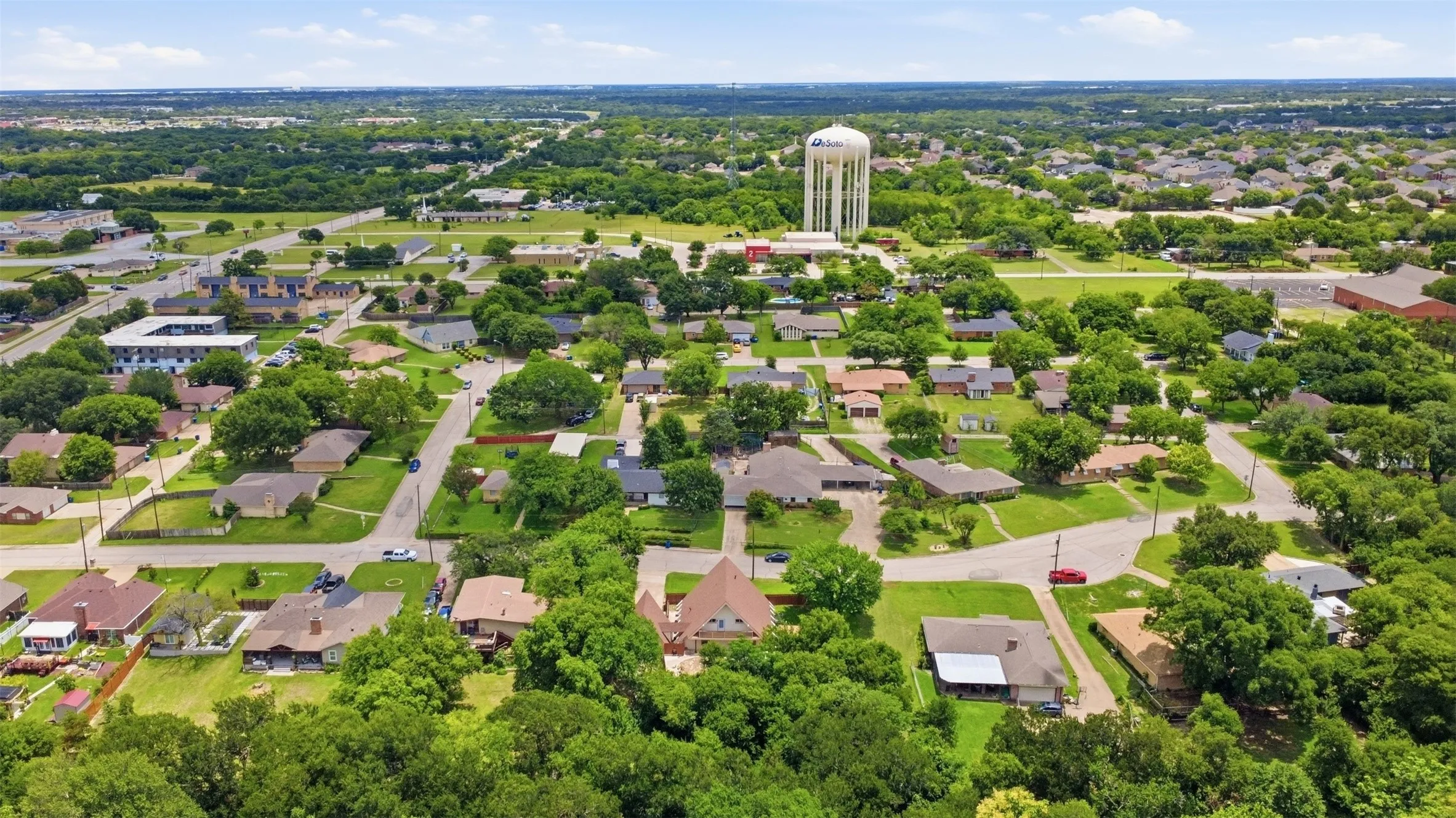 Single Family Residence For Sale in Dallas County , 205 Roaring Springs Drive, De Soto, Texas 75115, 4 Bedroom, 3 Bathroom, 2 Garage spaces, 2,520 Sqft, built in 1965, mls#21301682, Real Estate Agent in De Soto, Homes For Sale in Dallas county, Homes For Sale in De Soto, Realtor in De Soto Texas, Real Estate Brokerage Independent Realty Texas, Luminita Cordes Realtor