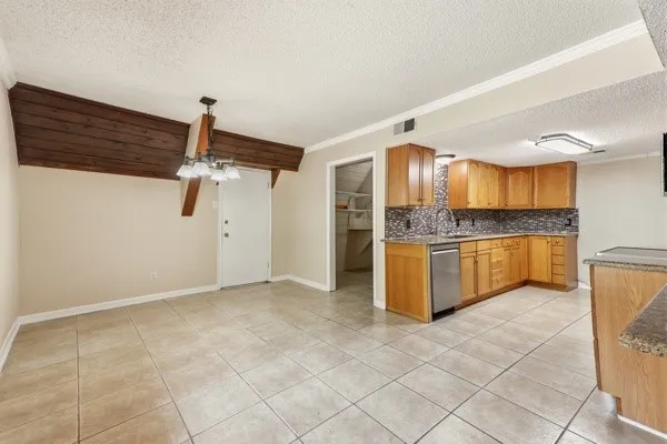 Single Family Residence For Sale in Dallas County , 205 Roaring Springs Drive, De Soto, Texas 75115, 4 Bedroom, 3 Bathroom, 2 Garage spaces, 2,520 Sqft, built in 1965, mls#21301682, Real Estate Agent in De Soto, Homes For Sale in Dallas county, Homes For Sale in De Soto, Realtor in De Soto Texas, Real Estate Brokerage Independent Realty Texas, Luminita Cordes Realtor