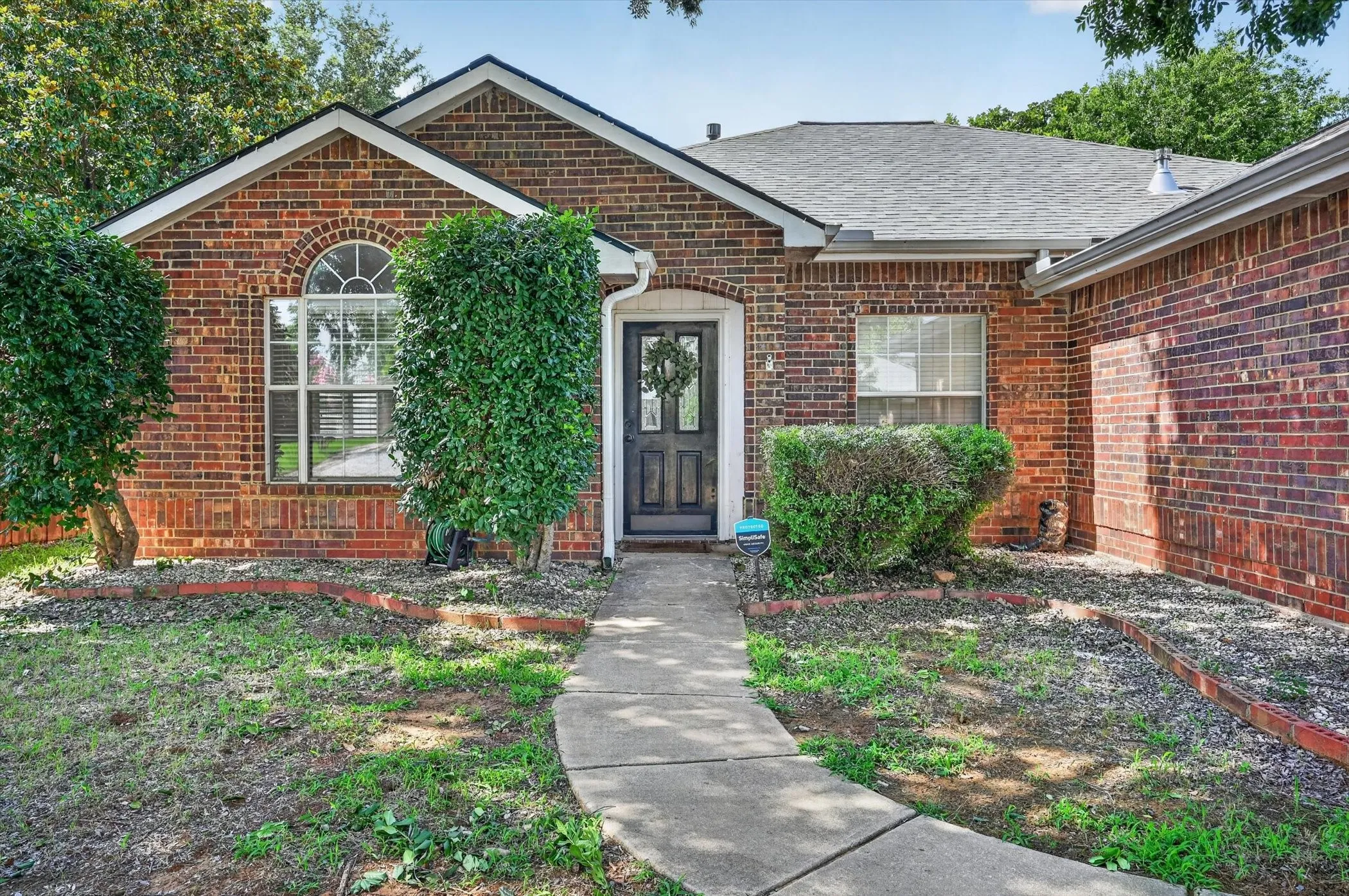 Single Family Residence For Sale in Denton County , 3208 Cliff Oaks Drive, Corinth, Texas 76210, 3 Bedroom, 2 Bathroom, 2 Garage spaces, 1,889 Sqft, built in 1997, mls#21273400, Real Estate Agent in Corinth, Homes For Sale in Denton county, Homes For Sale in Corinth, Realtor in Corinth Texas, Real Estate Brokerage Independent Realty Texas, Luminita Cordes Realtor