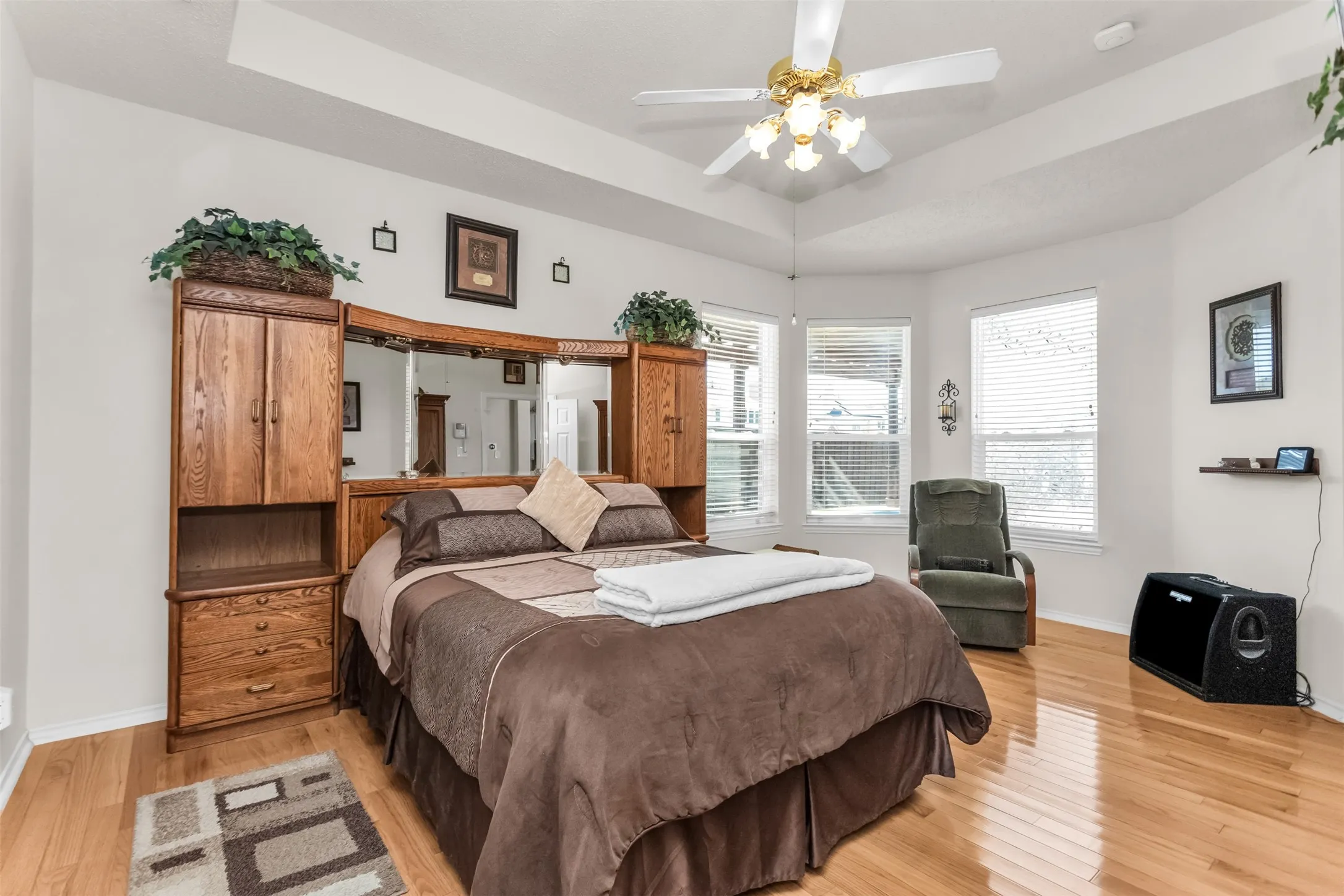 Hardwood Floors & Ceiling Fan.