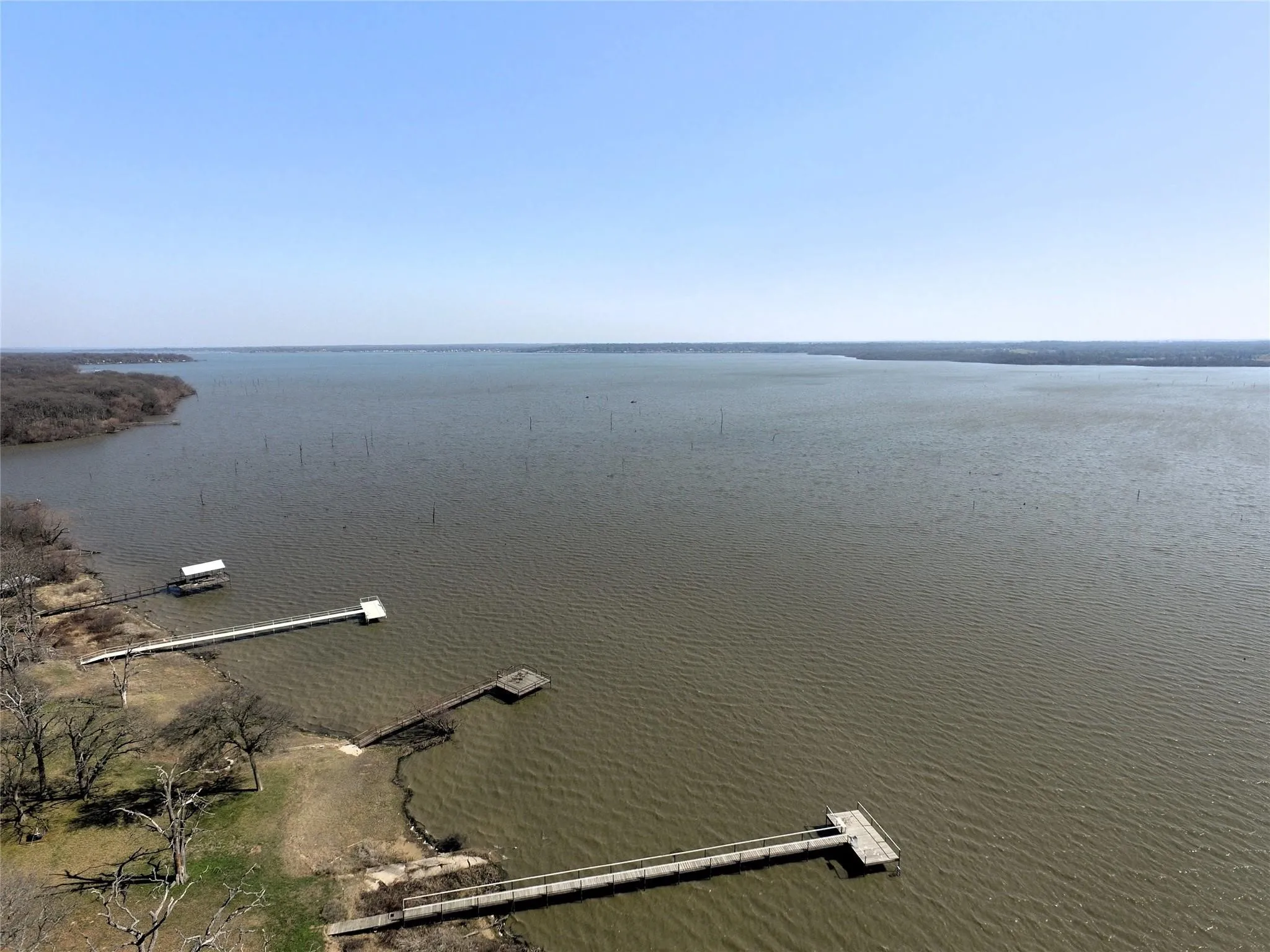 Single Family Residence For Sale in Hunt County , 8087 Lakeview Drive, Quinlan, Texas 75474, 1 Bedroom, 2 Bathroom, 4 Garage spaces, 1,580 Sqft, built in 1983, mls#21302092, Real Estate Agent in Quinlan, Homes For Sale in Hunt county, Homes For Sale in Quinlan, Realtor in Quinlan Texas, Real Estate Brokerage Independent Realty Texas, Luminita Cordes Realtor