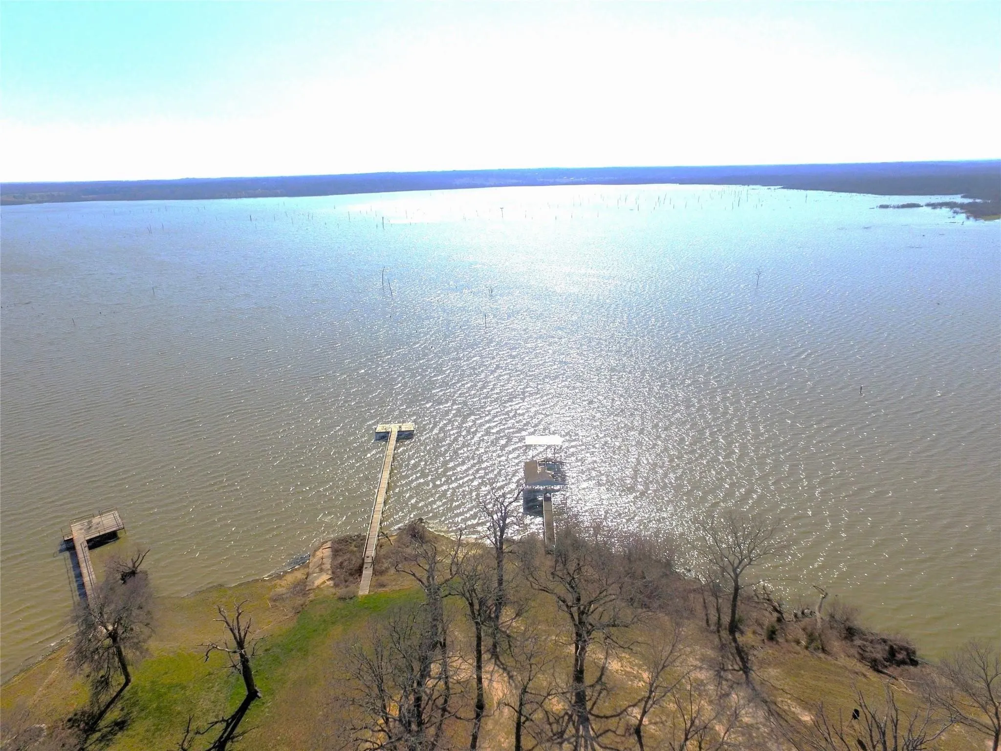 Single Family Residence For Sale in Hunt County , 8087 Lakeview Drive, Quinlan, Texas 75474, 1 Bedroom, 2 Bathroom, 4 Garage spaces, 1,580 Sqft, built in 1983, mls#21302092, Real Estate Agent in Quinlan, Homes For Sale in Hunt county, Homes For Sale in Quinlan, Realtor in Quinlan Texas, Real Estate Brokerage Independent Realty Texas, Luminita Cordes Realtor