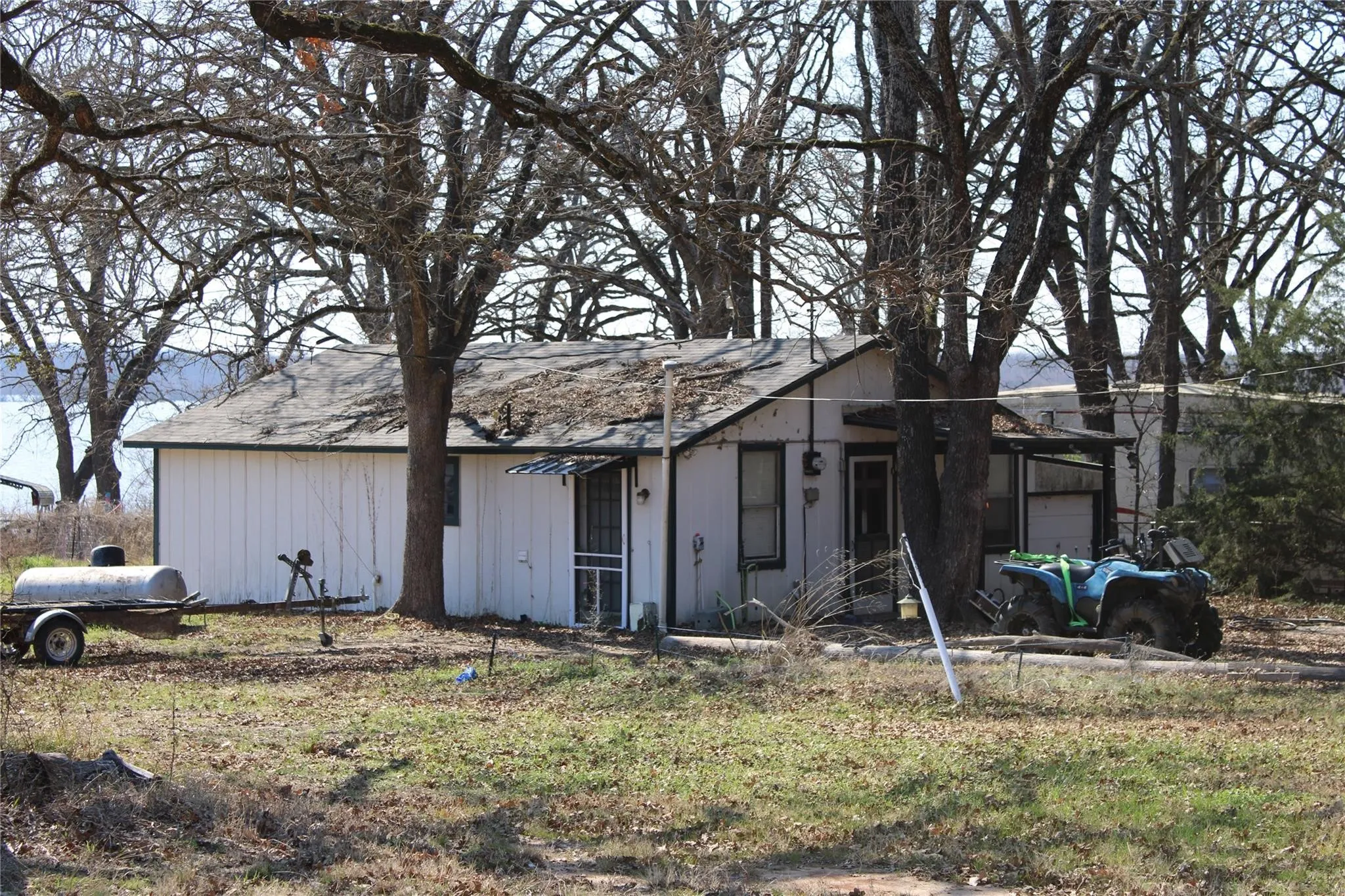 Single Family Residence For Sale in Hunt County , 8087 Lakeview Drive, Quinlan, Texas 75474, 1 Bedroom, 2 Bathroom, 4 Garage spaces, 1,580 Sqft, built in 1983, mls#21302092, Real Estate Agent in Quinlan, Homes For Sale in Hunt county, Homes For Sale in Quinlan, Realtor in Quinlan Texas, Real Estate Brokerage Independent Realty Texas, Luminita Cordes Realtor