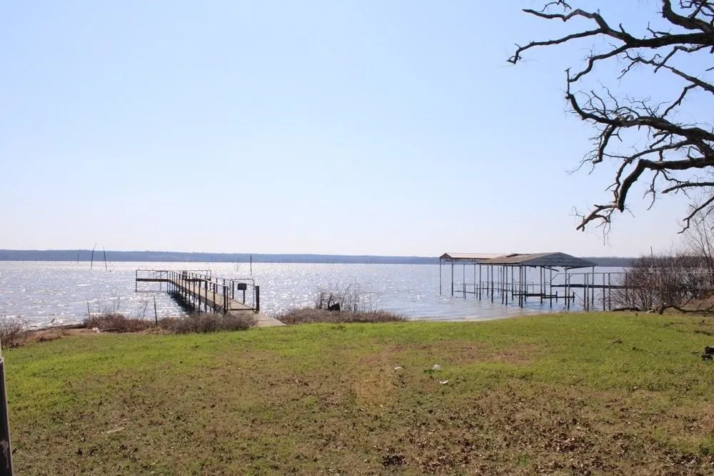Single Family Residence For Sale in Hunt County , 8087 Lakeview Drive, Quinlan, Texas 75474, 1 Bedroom, 2 Bathroom, 4 Garage spaces, 1,580 Sqft, built in 1983, mls#21302092, Real Estate Agent in Quinlan, Homes For Sale in Hunt county, Homes For Sale in Quinlan, Realtor in Quinlan Texas, Real Estate Brokerage Independent Realty Texas, Luminita Cordes Realtor