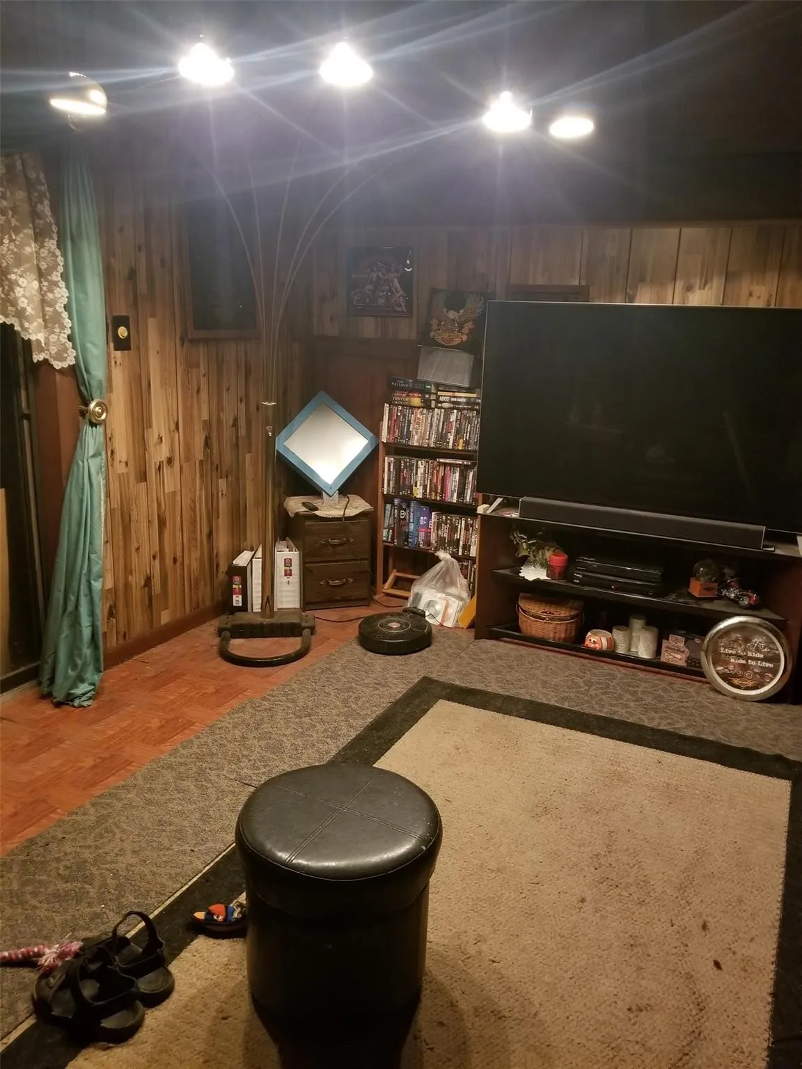 Single Family Residence For Sale in Hunt County , 8087 Lakeview Drive, Quinlan, Texas 75474, 1 Bedroom, 2 Bathroom, 4 Garage spaces, 1,580 Sqft, built in 1983, mls#21302092, Real Estate Agent in Quinlan, Homes For Sale in Hunt county, Homes For Sale in Quinlan, Realtor in Quinlan Texas, Real Estate Brokerage Independent Realty Texas, Luminita Cordes Realtor